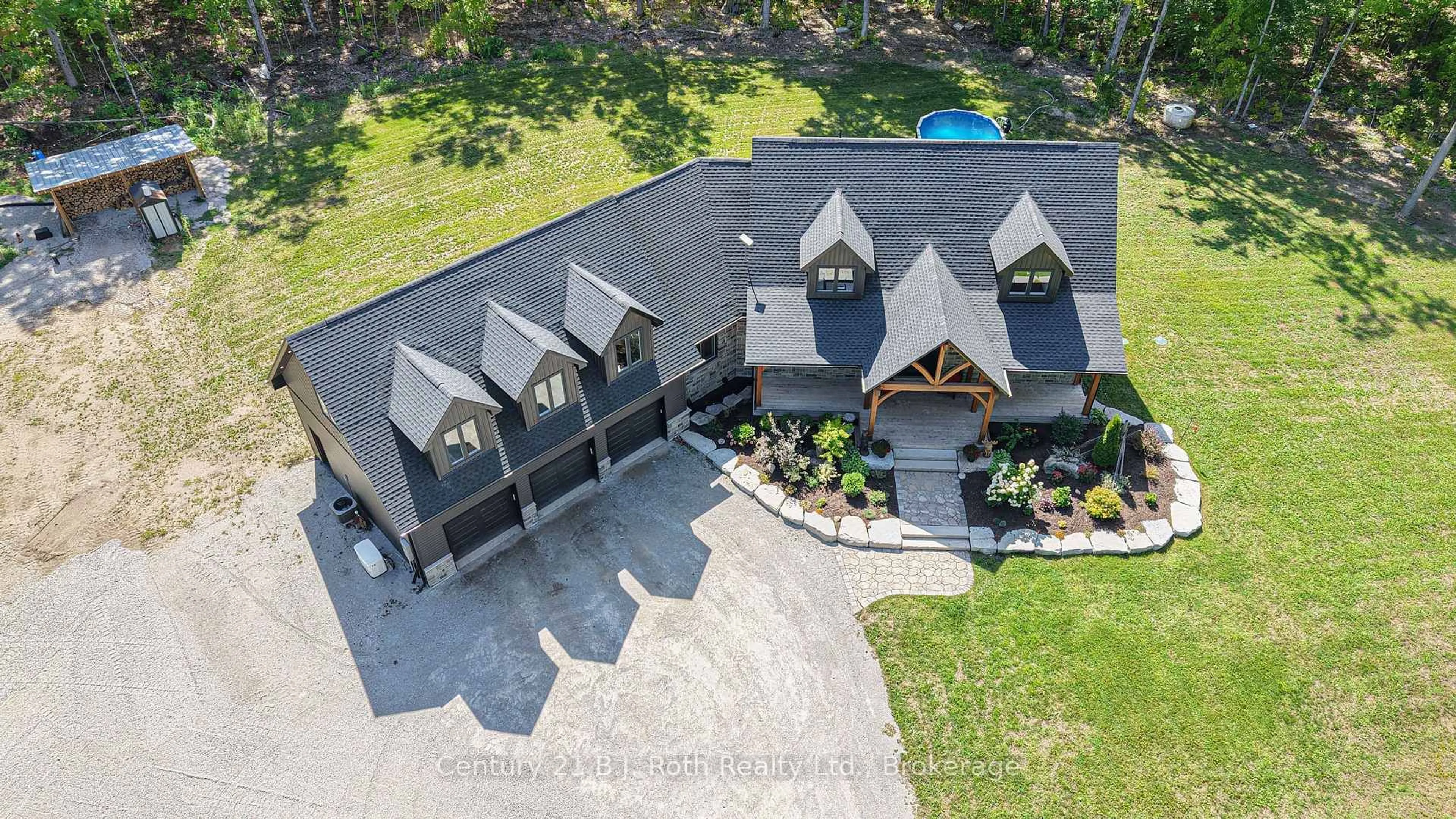 A pic from outside/outdoor area/front of a property/back of a property/a pic from drone, unknown for 3082 Fairgrounds Rd, Severn Ontario L3V 0Y2