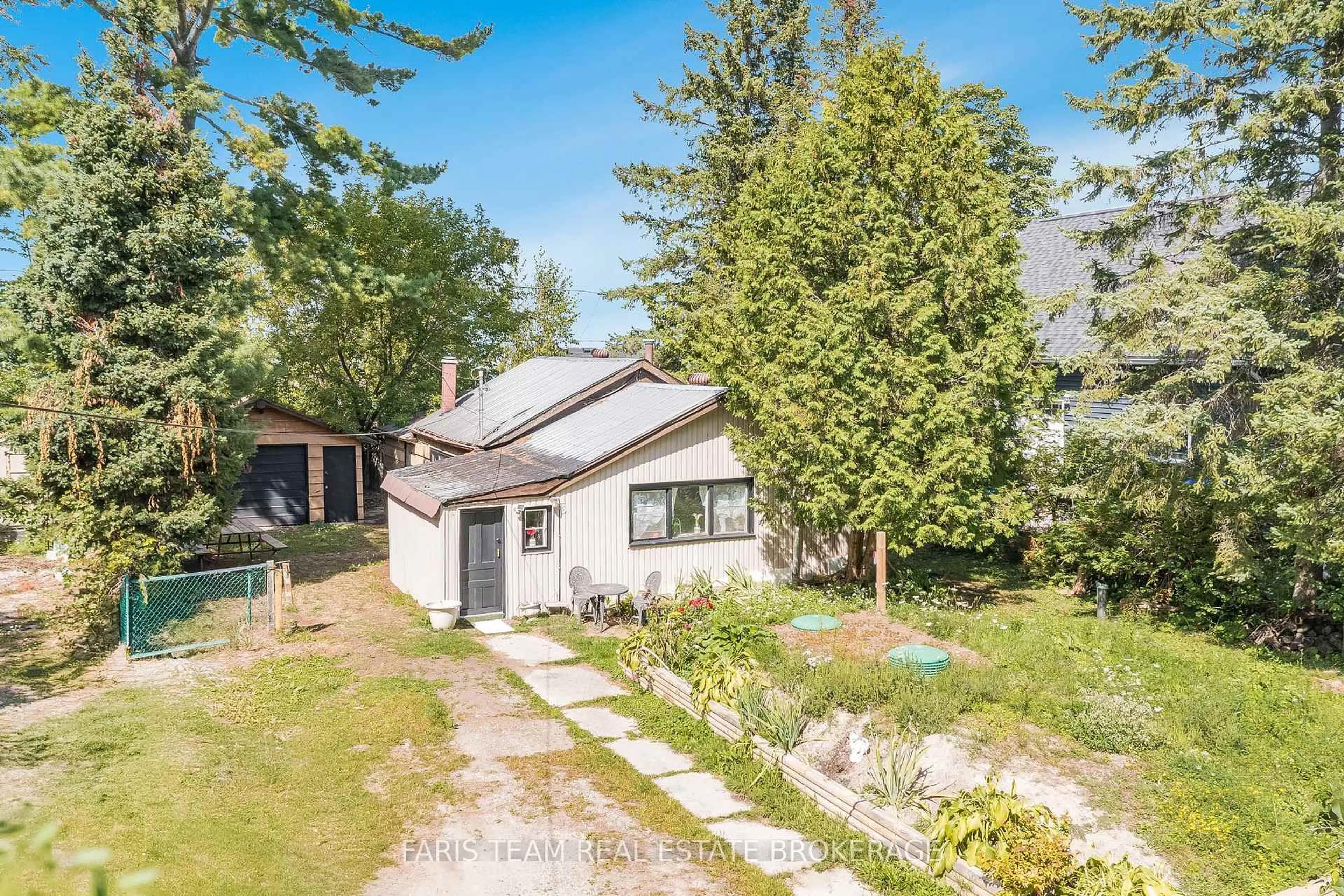 A pic from outside/outdoor area/front of a property/back of a property/a pic from drone, street for 16 Waterside Dr, Tay Ontario L0K 1R0