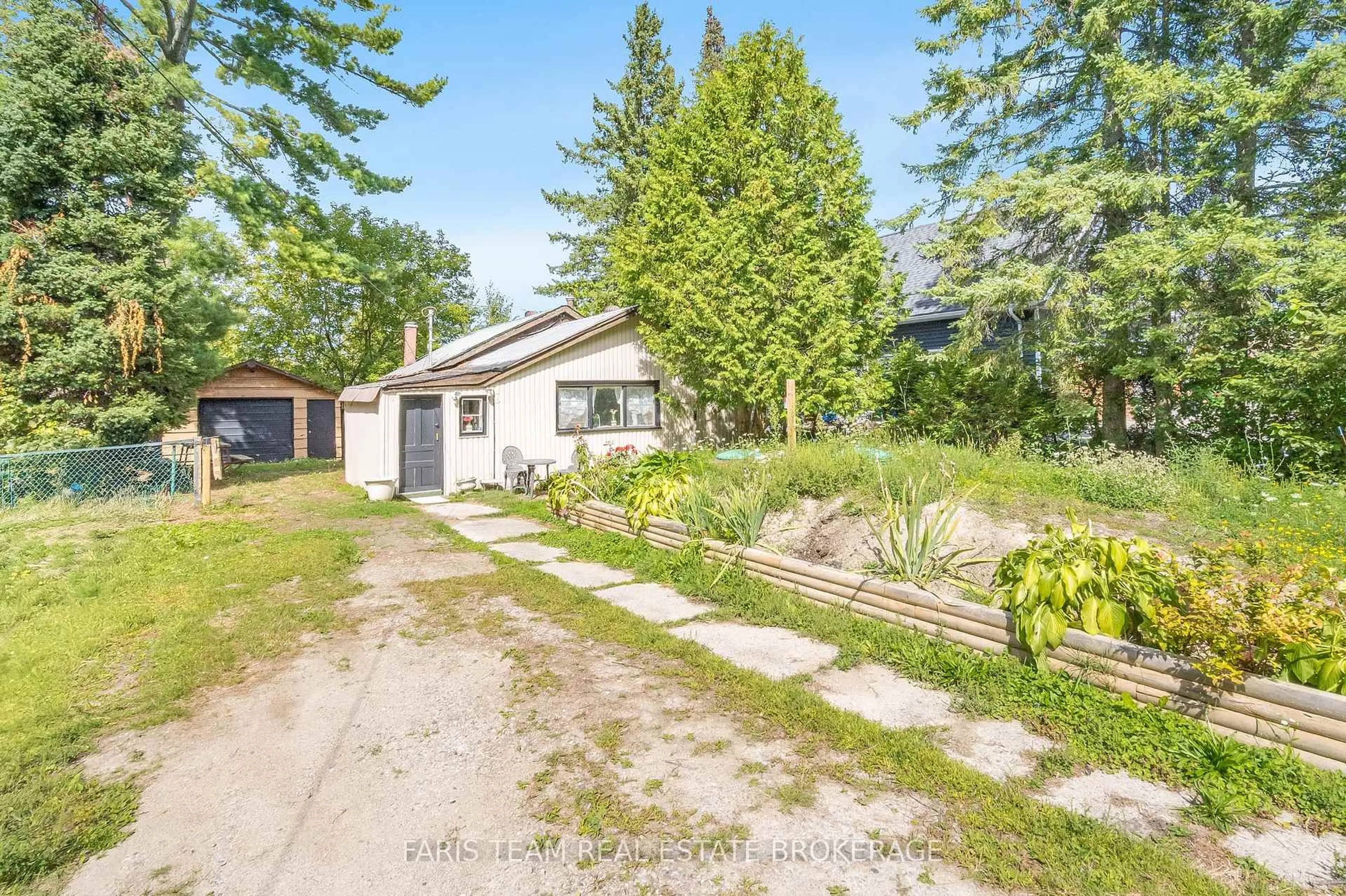 A pic from outside/outdoor area/front of a property/back of a property/a pic from drone, street for 16 Waterside Dr, Tay Ontario L0K 1R0