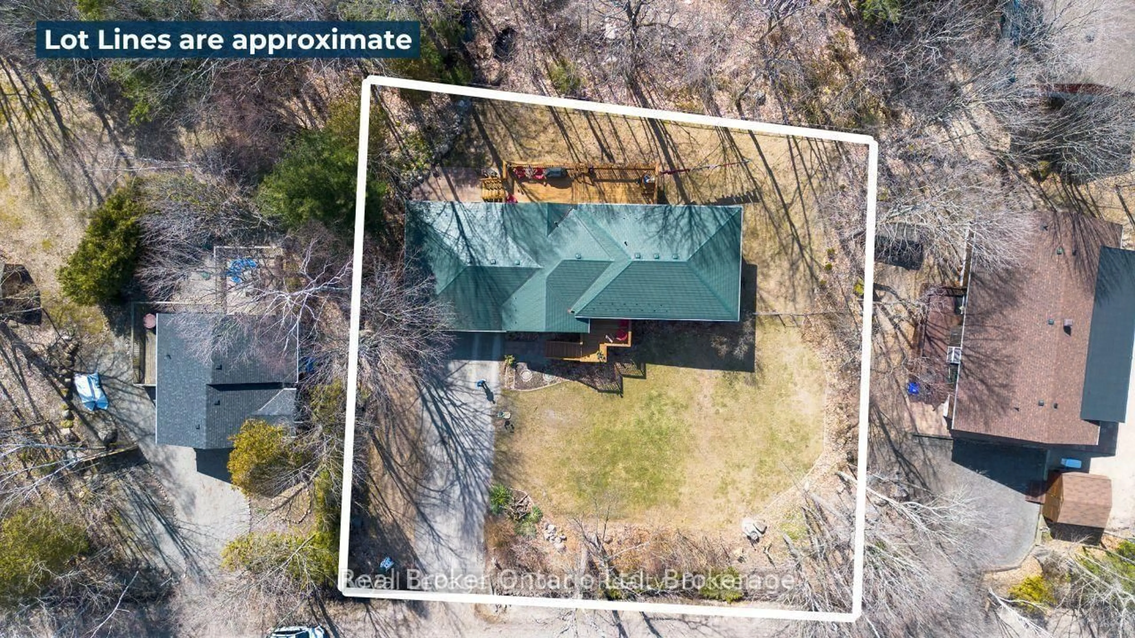 A pic from outside/outdoor area/front of a property/back of a property/a pic from drone, building for 14 Seneca Cres, Tiny Ontario L9M 0C9