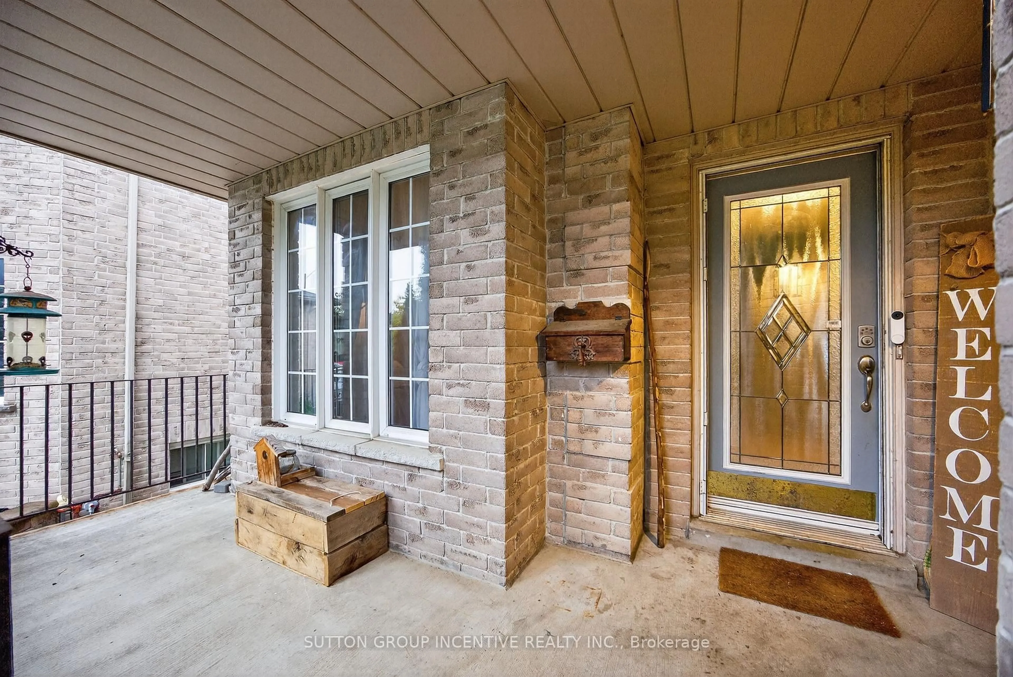 Indoor entryway for 4 Dunnett Dr, Barrie Ontario L4N 0H8