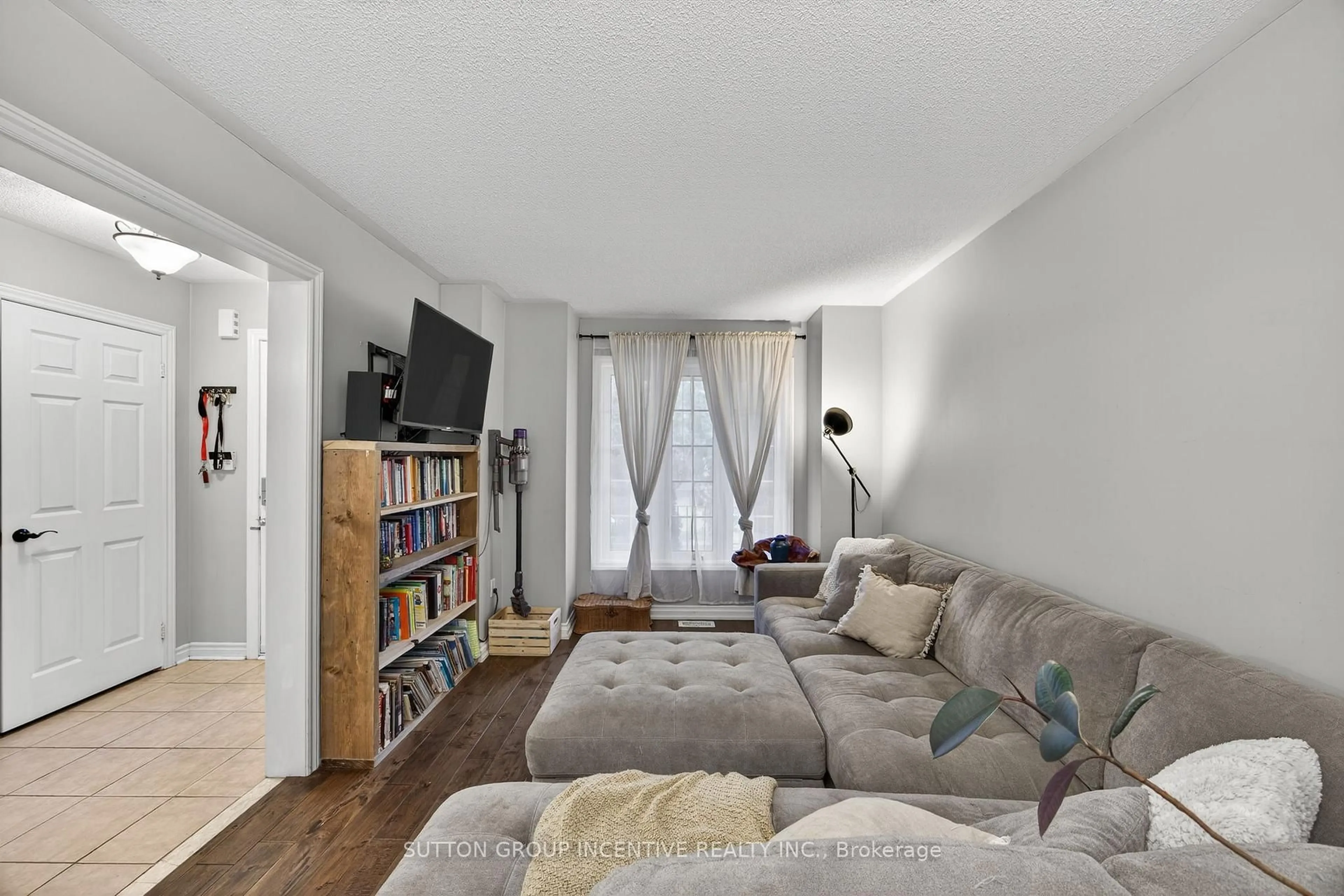 Living room with furniture, unknown for 4 Dunnett Dr, Barrie Ontario L4N 0H8