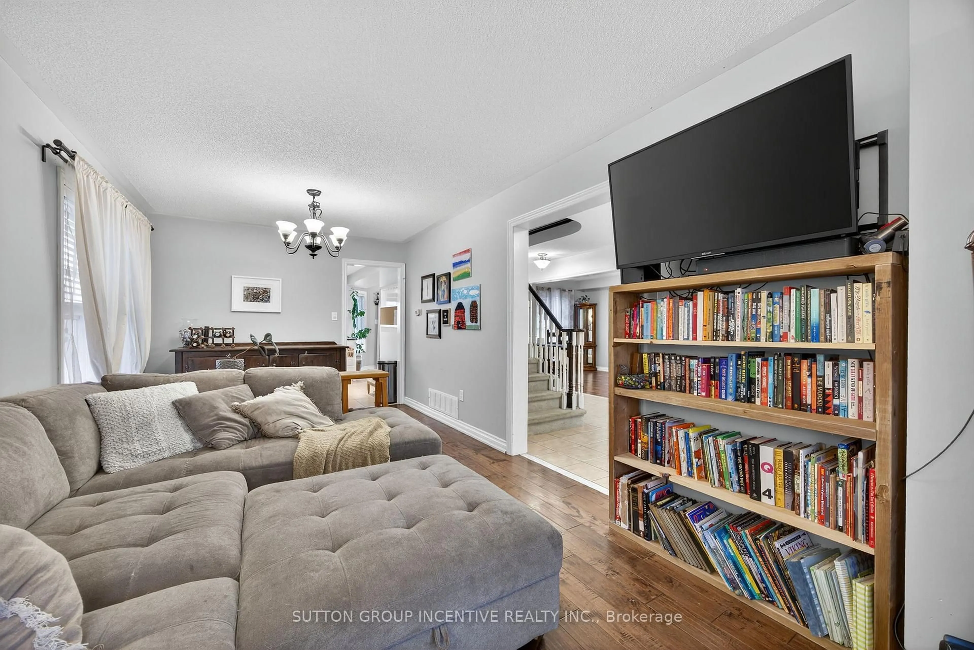 Living room with furniture, unknown for 4 Dunnett Dr, Barrie Ontario L4N 0H8
