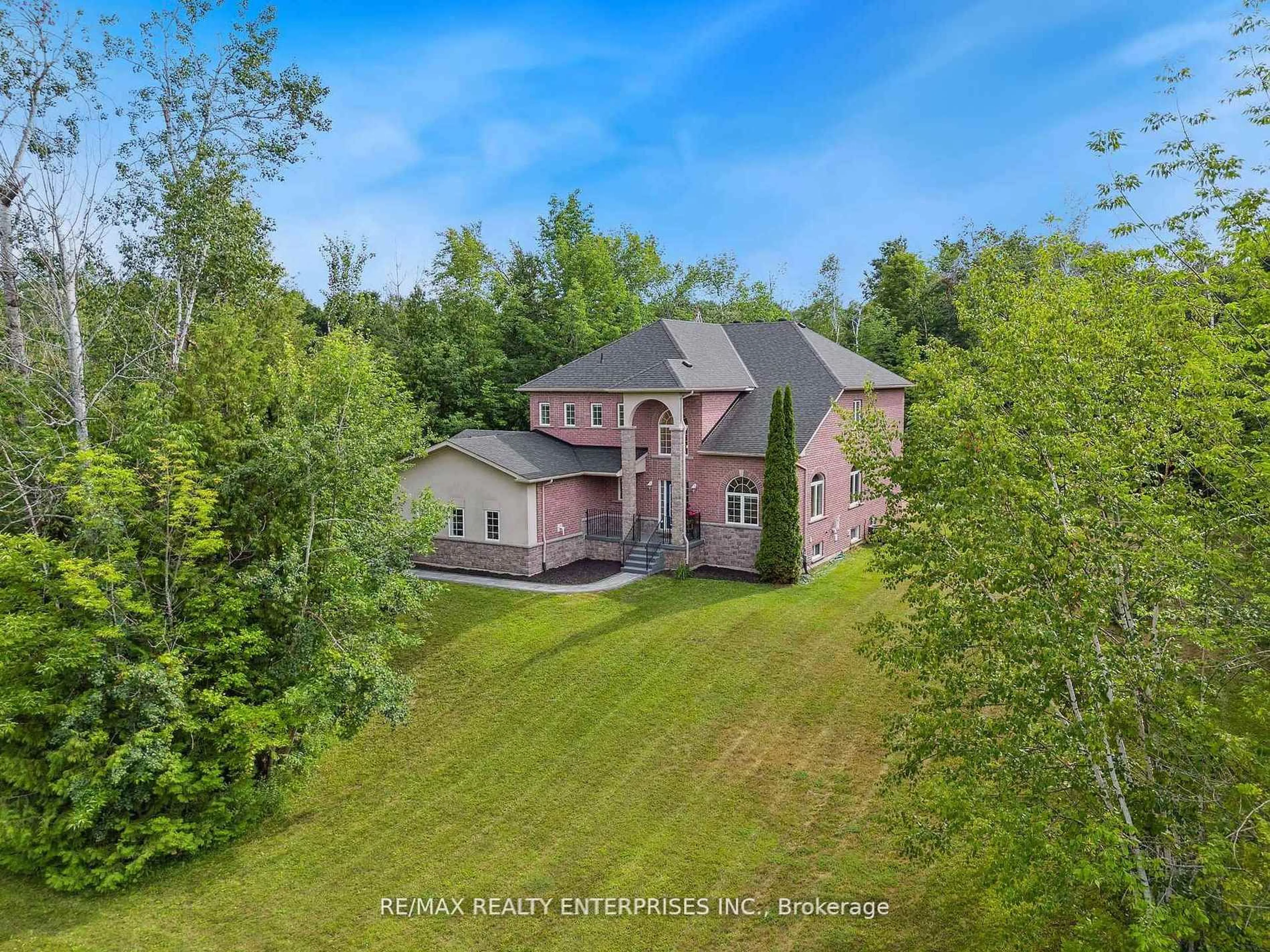 A pic from outside/outdoor area/front of a property/back of a property/a pic from drone, unknown for 2036 Birkshire Woods Lane, Severn Ontario L3V 6H2