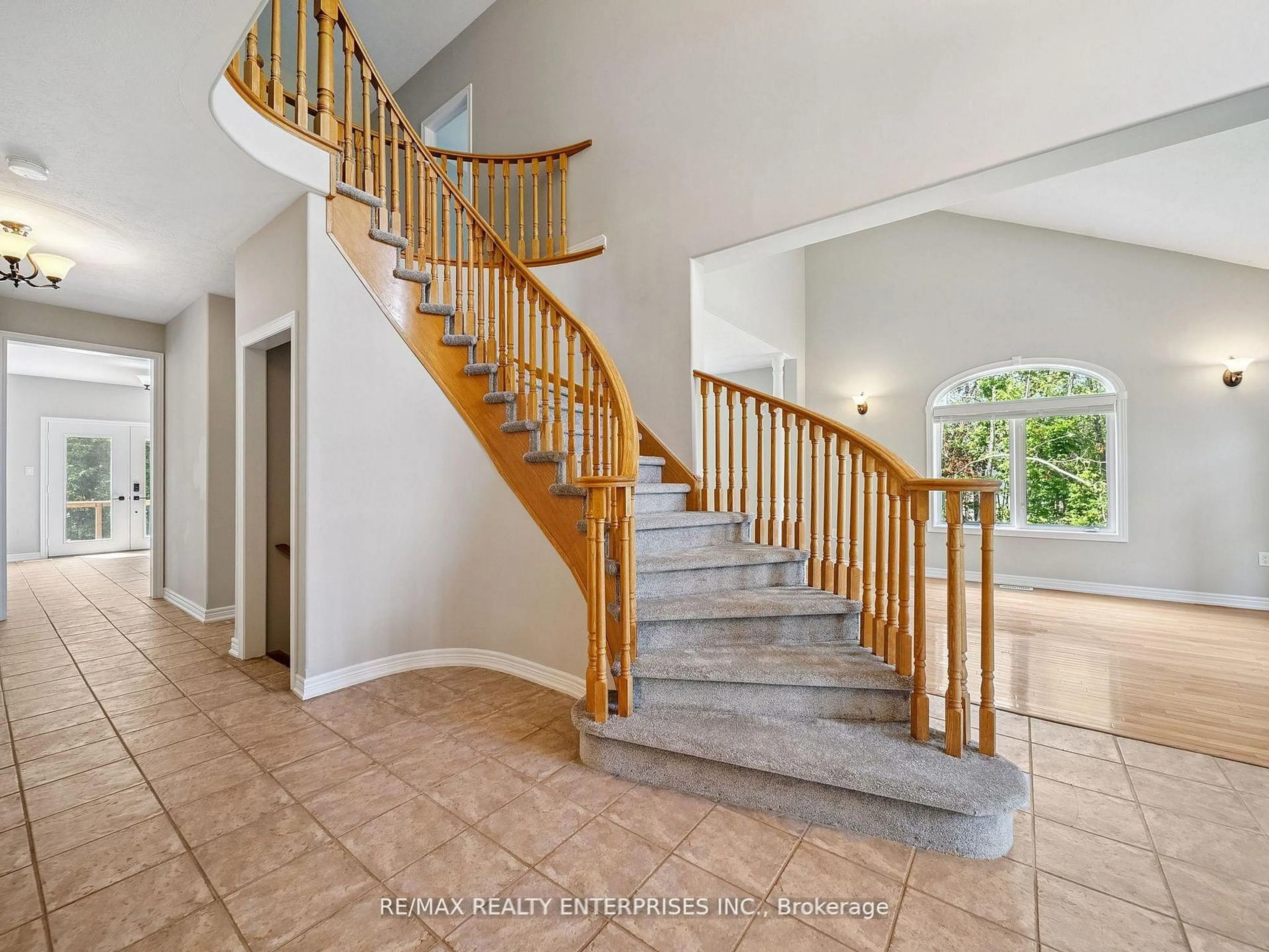 Indoor foyer for 2036 Birkshire Woods Lane, Severn Ontario L3V 6H2