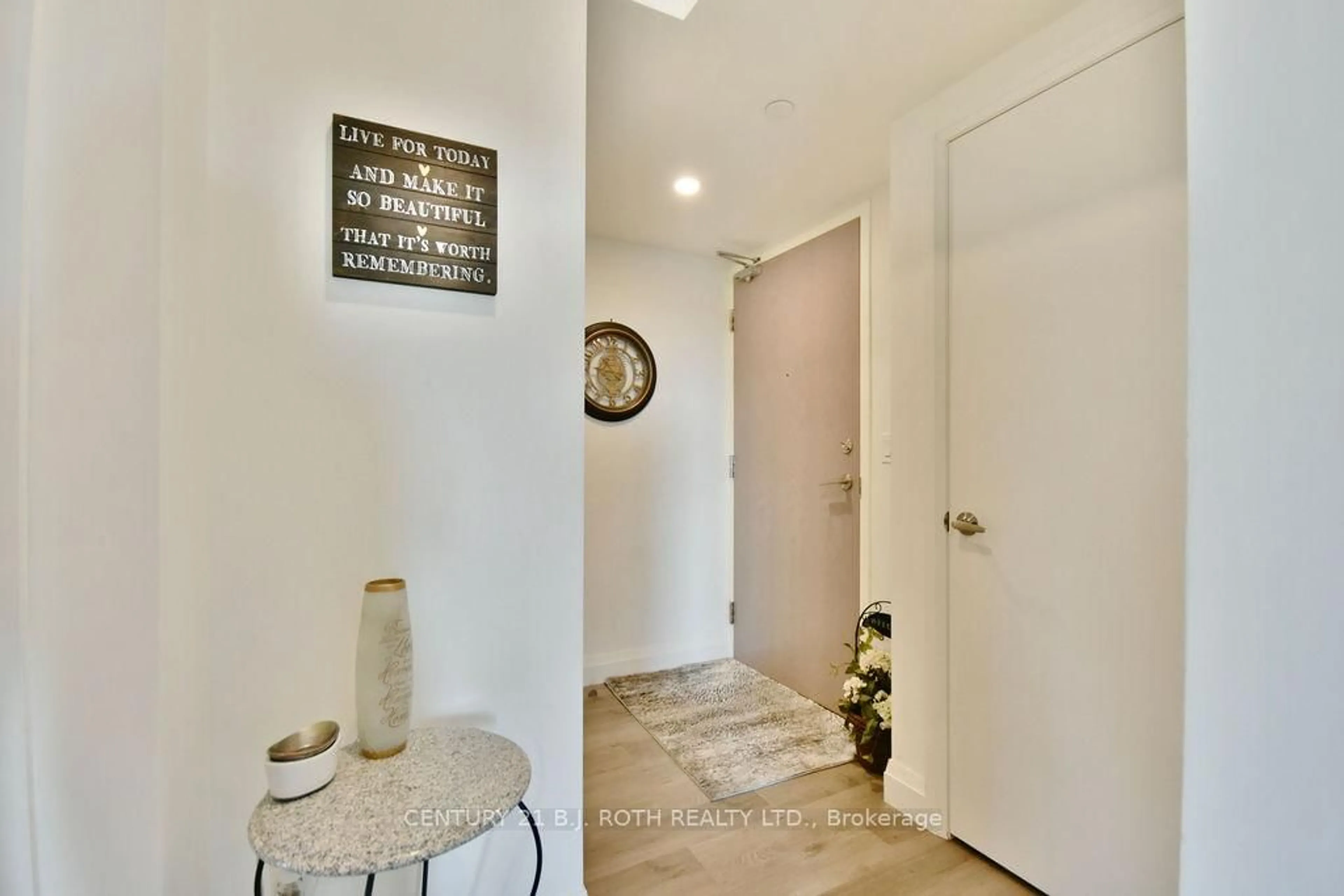 Indoor entryway for 58 Lakeside Terr #818, Barrie Ontario L4M 0L5