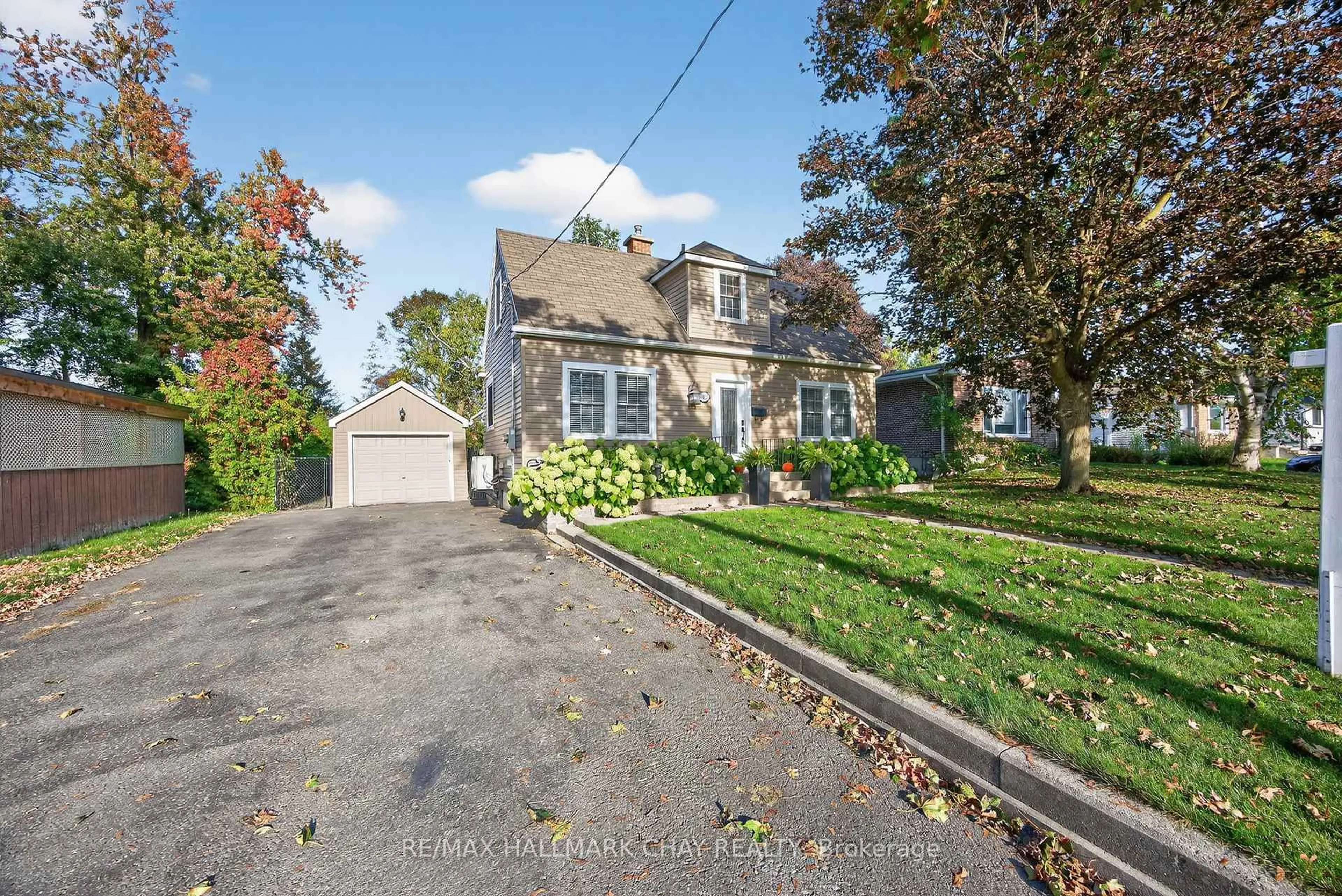 A pic from outside/outdoor area/front of a property/back of a property/a pic from drone, street for 107 Peel St, Barrie Ontario L4M 3L5