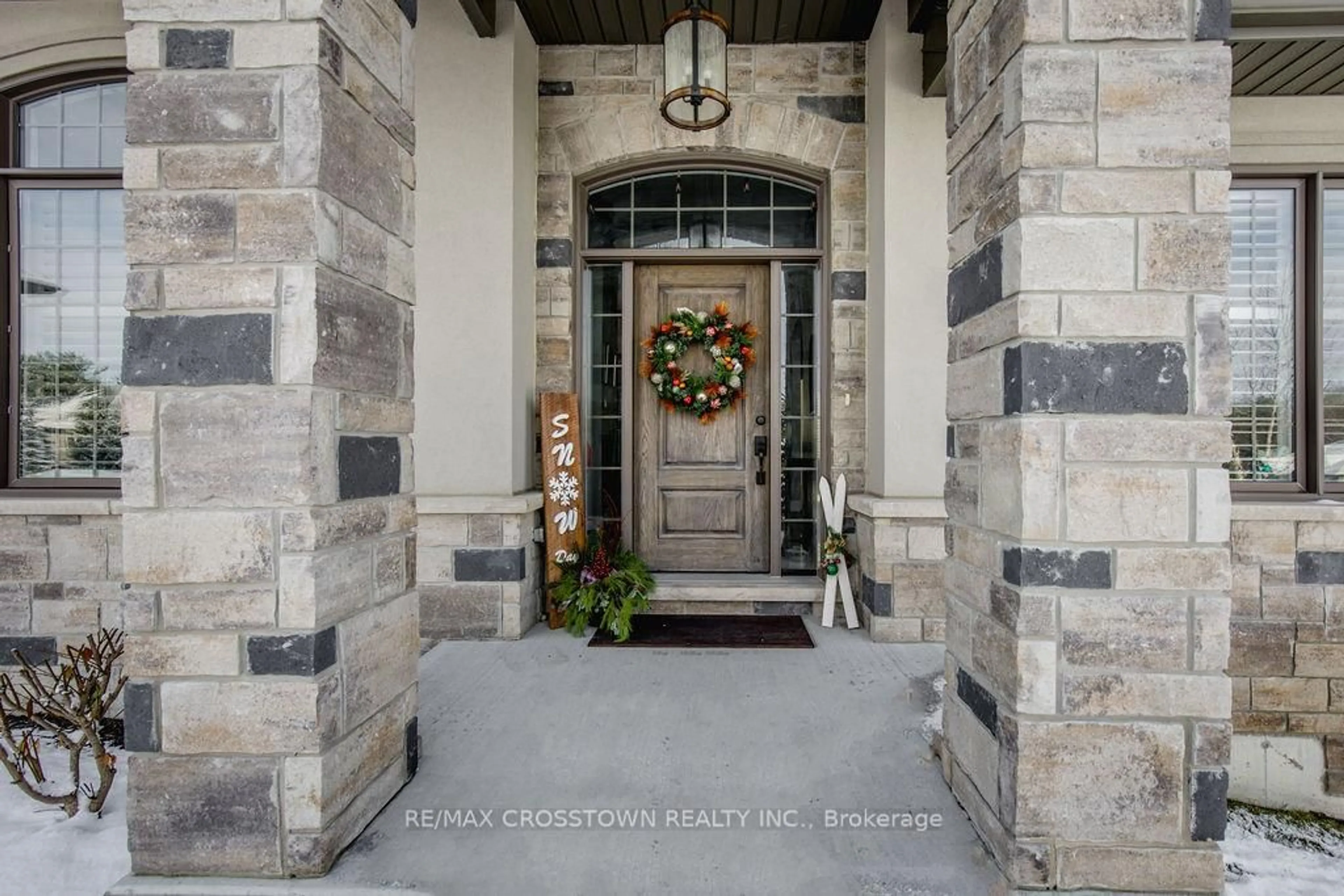 Indoor entryway for 25 MENNILL Dr, Springwater Ontario L0L 1Y3