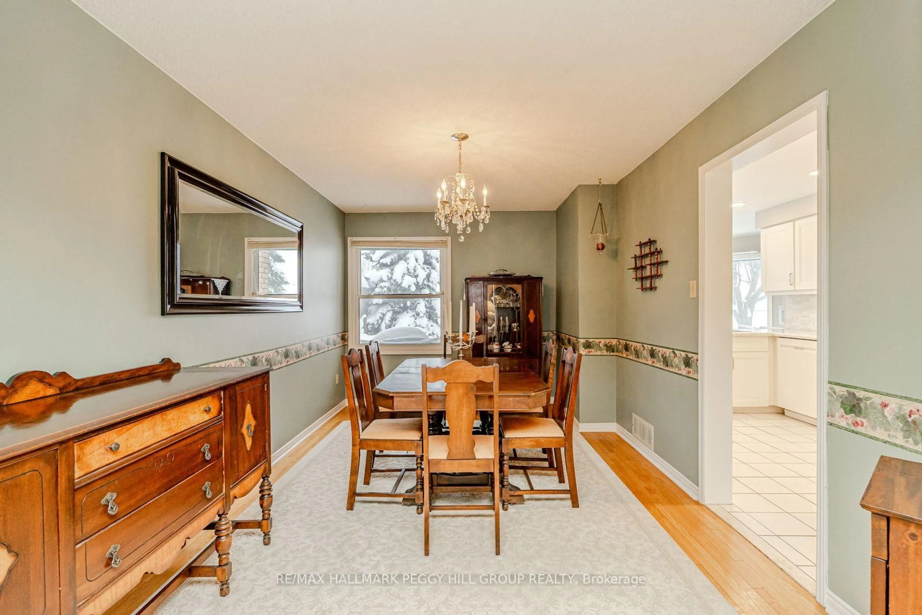 Dining room, wood/laminate floor for 39 Grasett Cres, Barrie Ontario L4N 6Z8