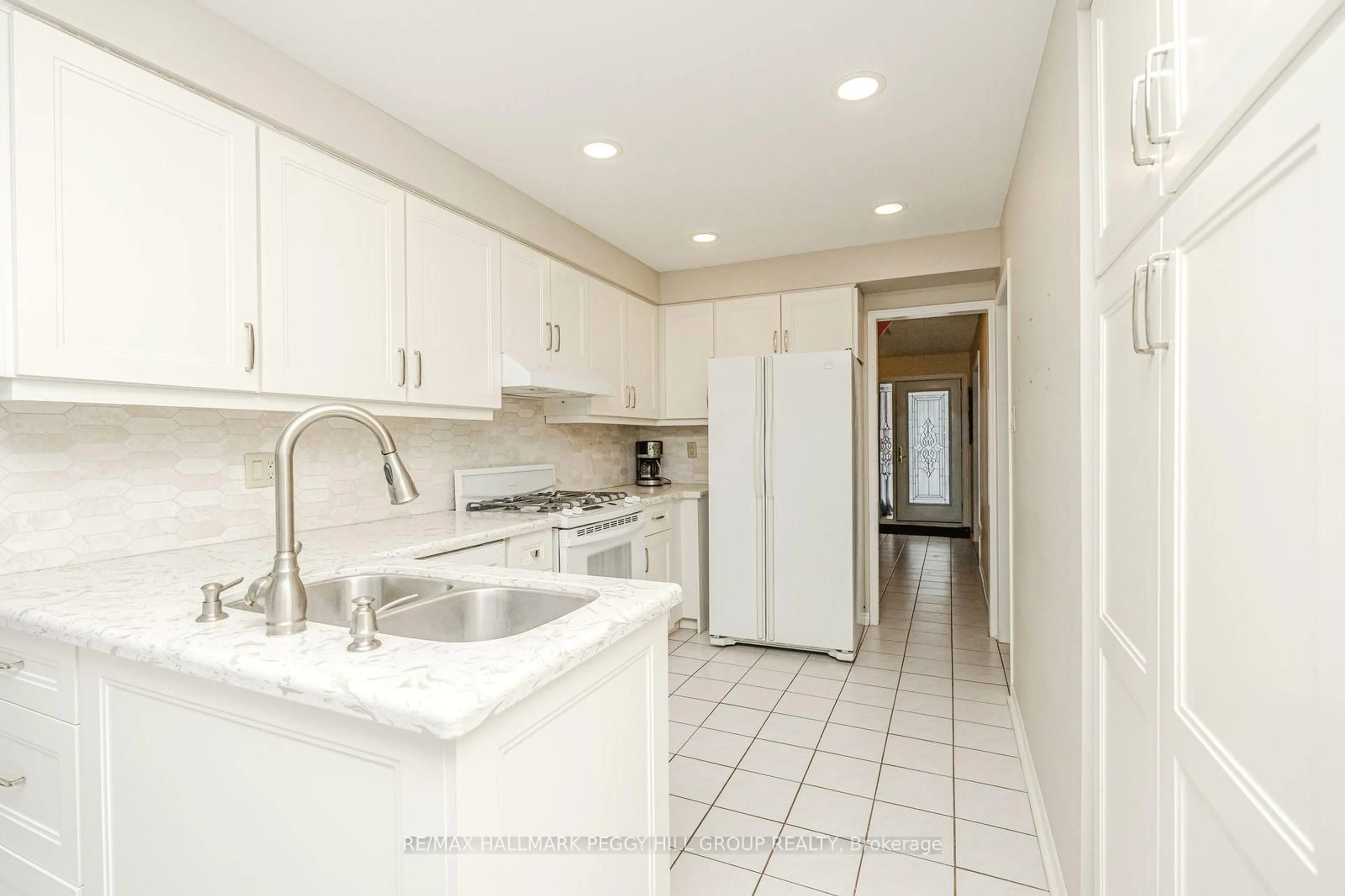 Standard kitchen, ceramic/tile floor for 39 Grasett Cres, Barrie Ontario L4N 6Z8