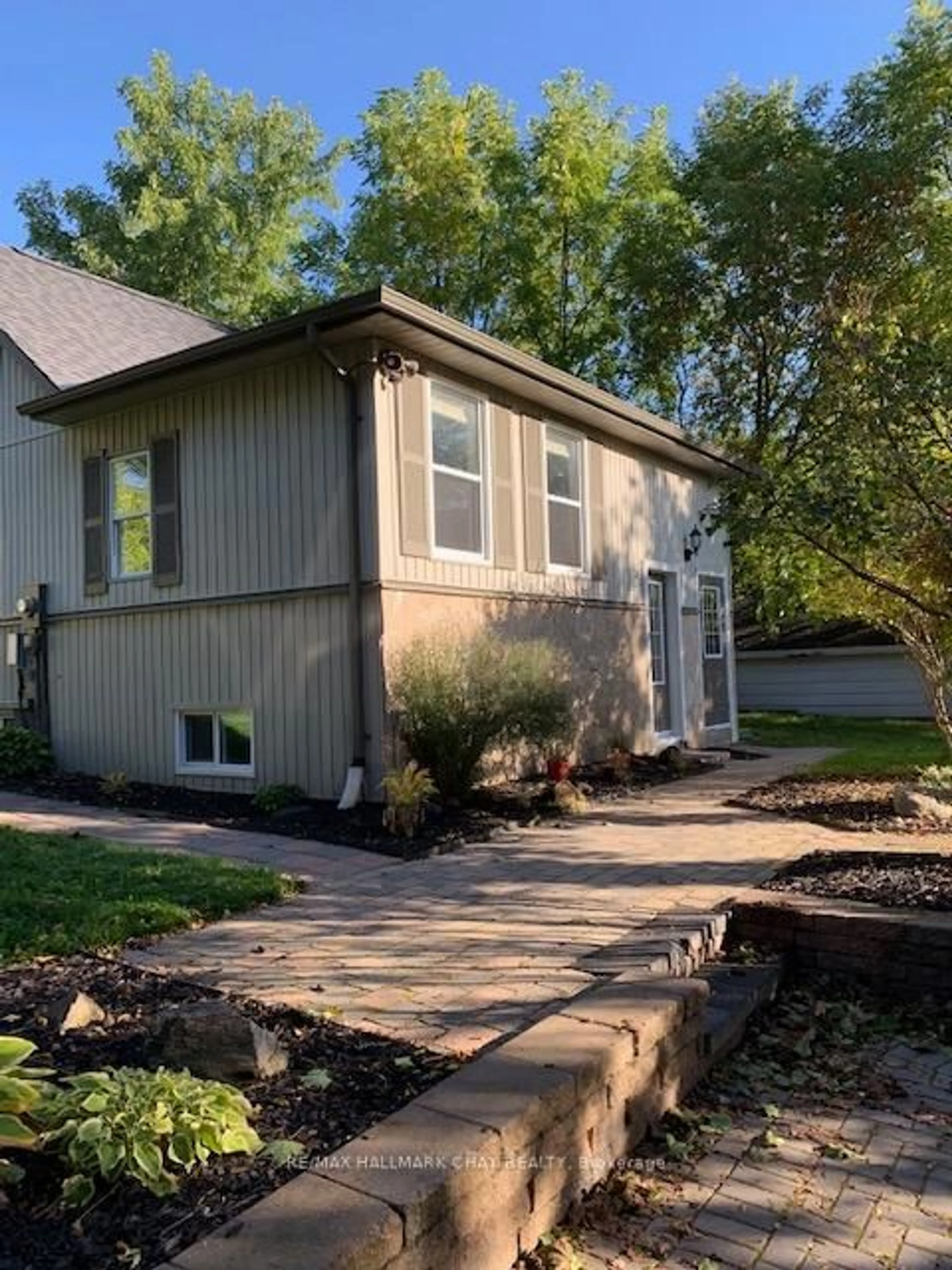 Home with vinyl exterior material, street for 32 Grove St #1, 2, 3, Barrie Ontario L4N 1M7