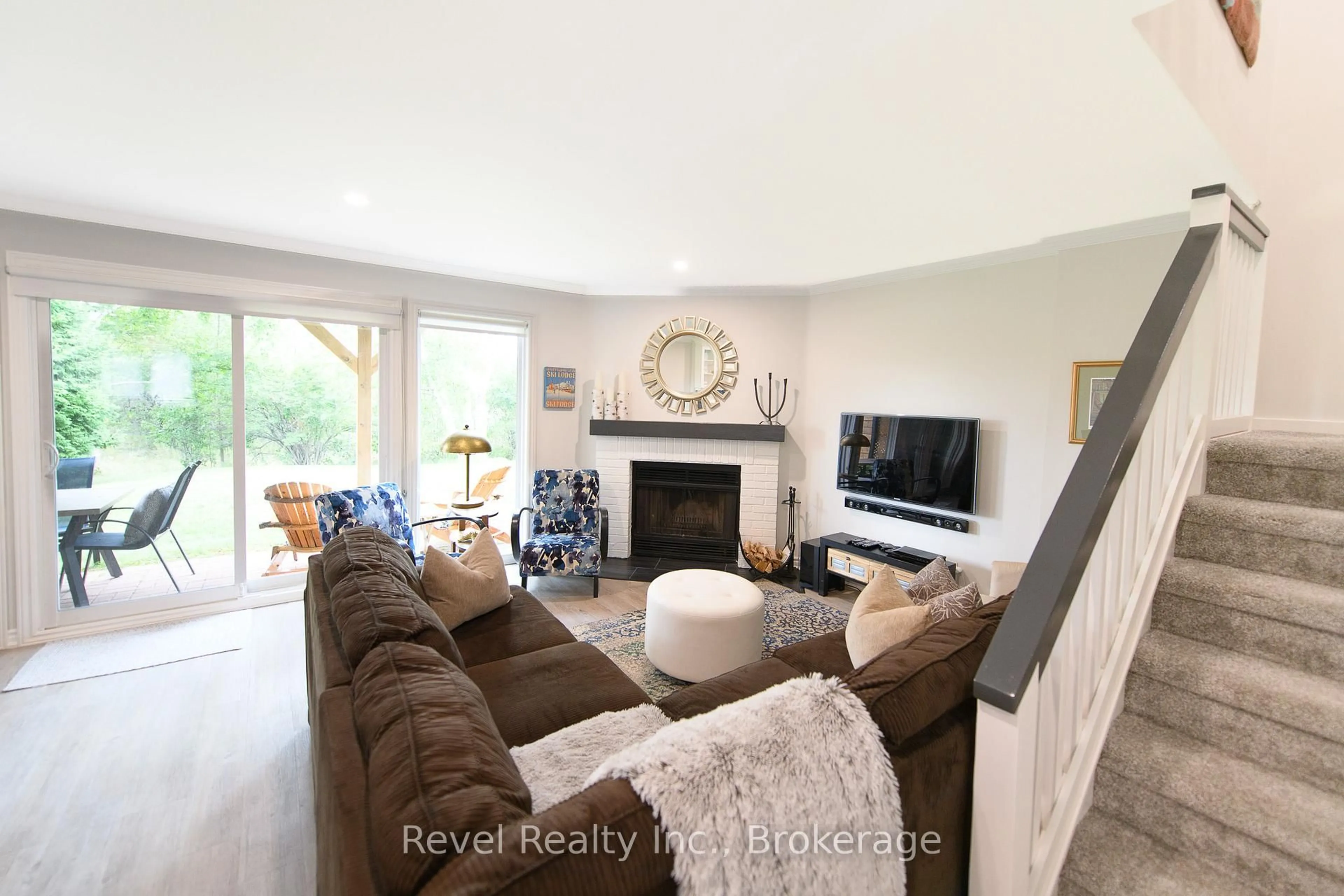 Living room with furniture, unknown for 145 Fairway Cres #58, Collingwood Ontario L9Y 5B4