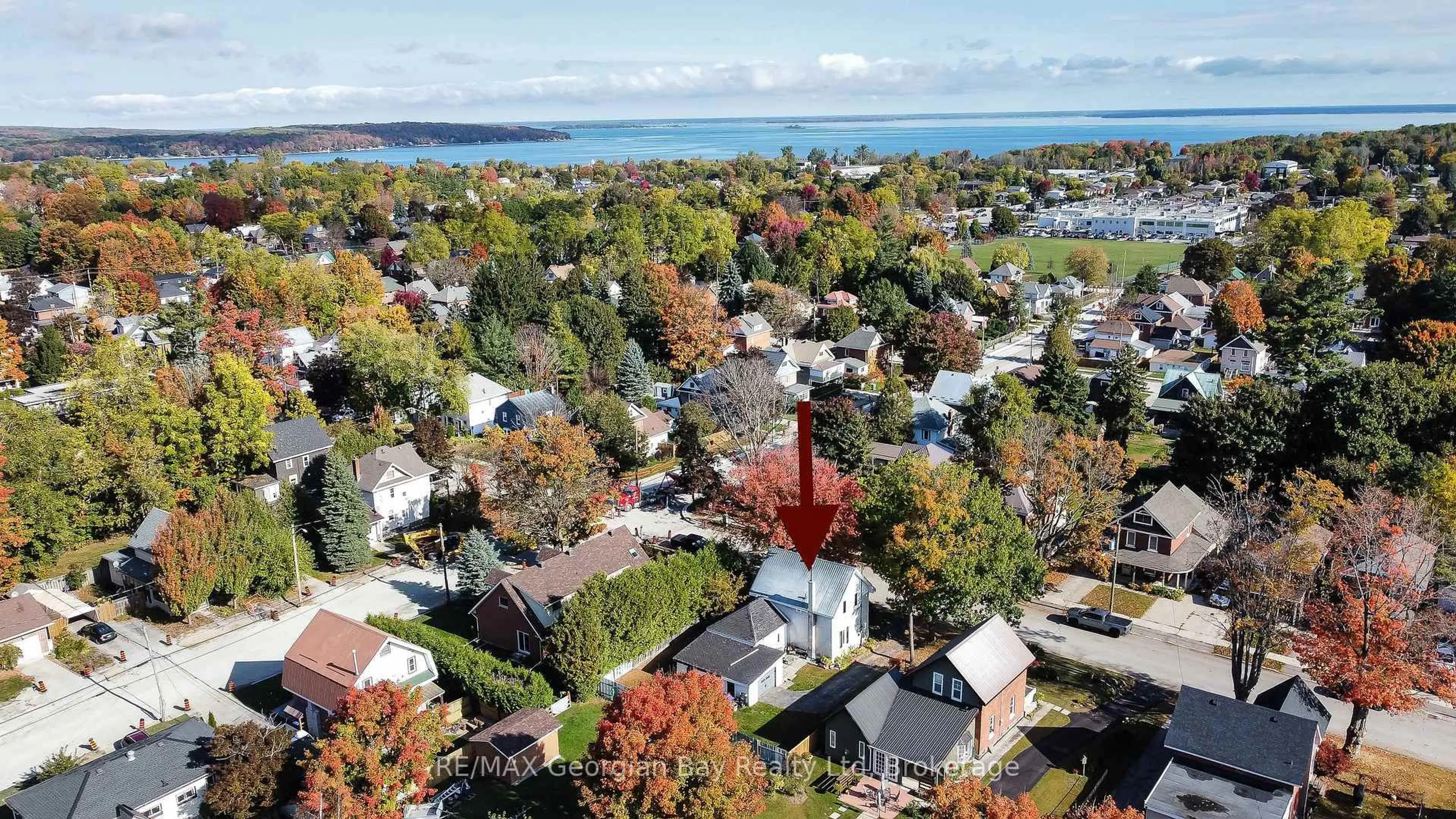 A pic from outside/outdoor area/front of a property/back of a property/a pic from drone, water/lake/river/ocean view for 456 Queen St, Midland Ontario L4R 3J4