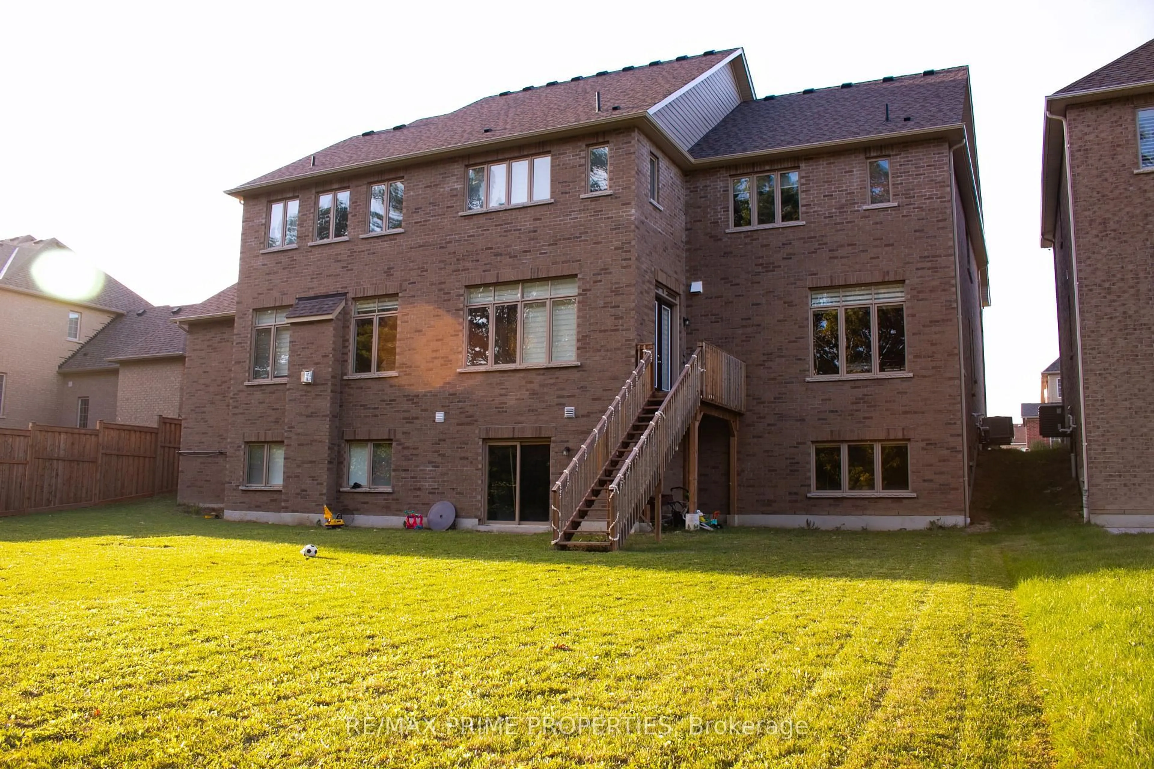 Patio, building for 65 Redmond Cres, Springwater Ontario L9X 1Z8