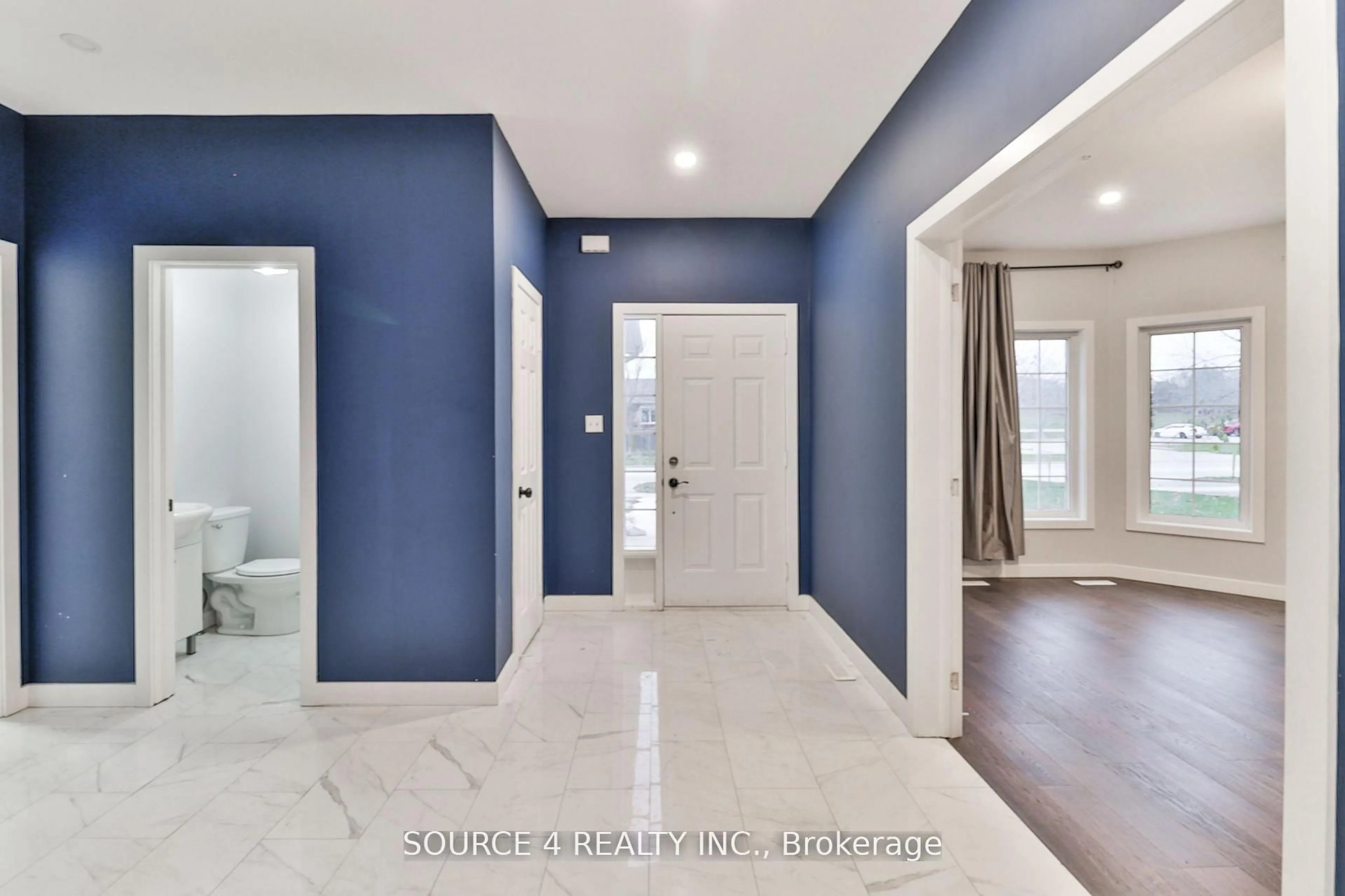 Indoor entryway for 262 Livingstone St, Barrie Ontario L4M 6N6