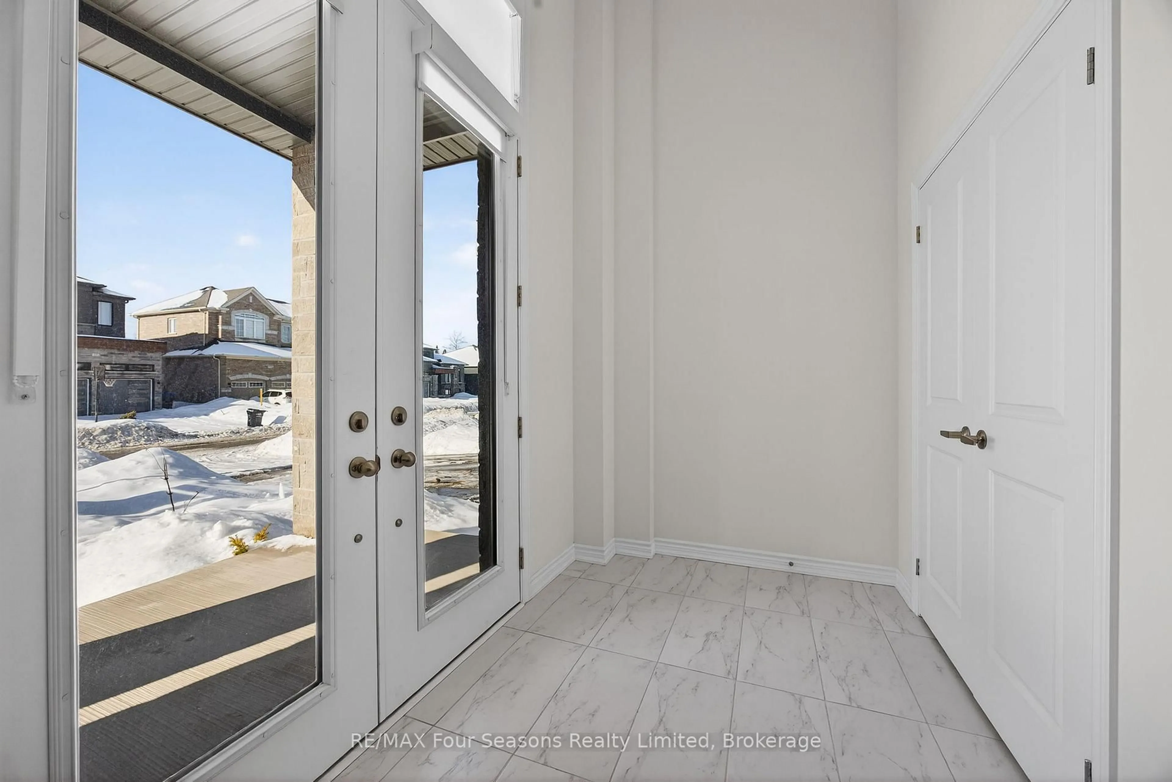 Indoor entryway for 18 Beatrice Dr, Wasaga Beach Ontario L9Z 0L3