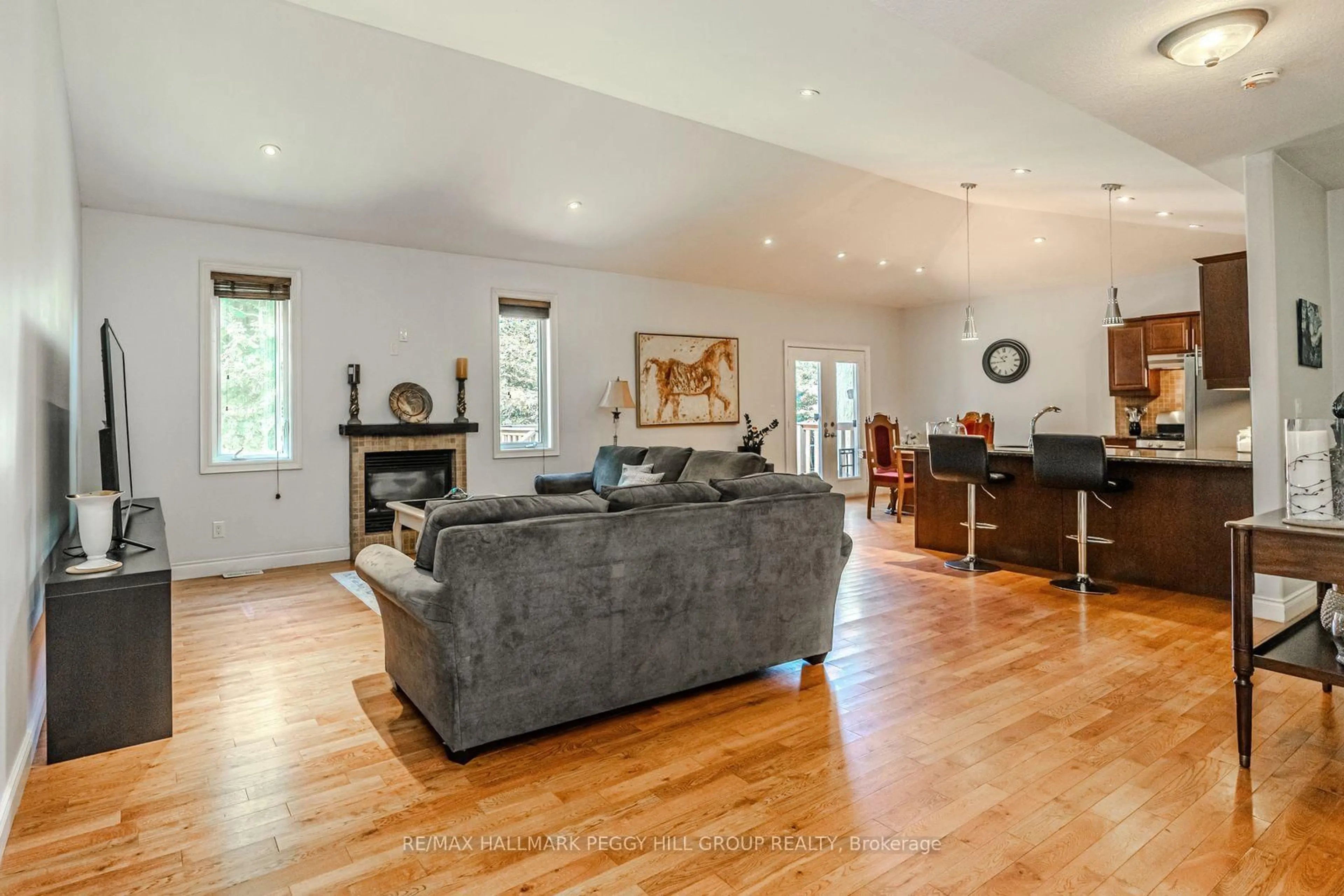 Living room with furniture, wood/laminate floor for 122 Trout Lane, Tiny Ontario L9M 0J1