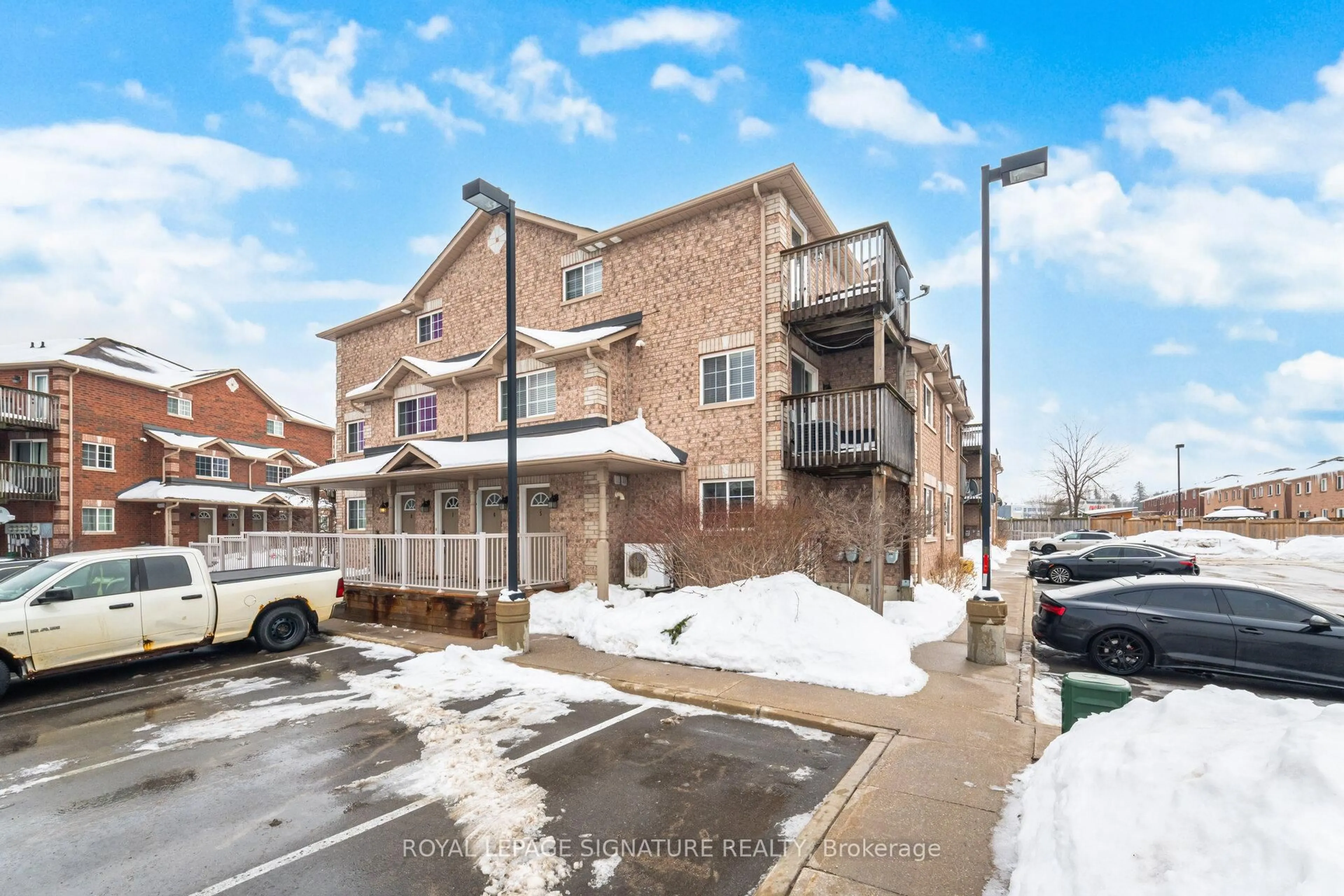 A pic from outside/outdoor area/front of a property/back of a property/a pic from drone, street for 89 Goodwin Dr #5, Barrie Ontario L4N 6K4