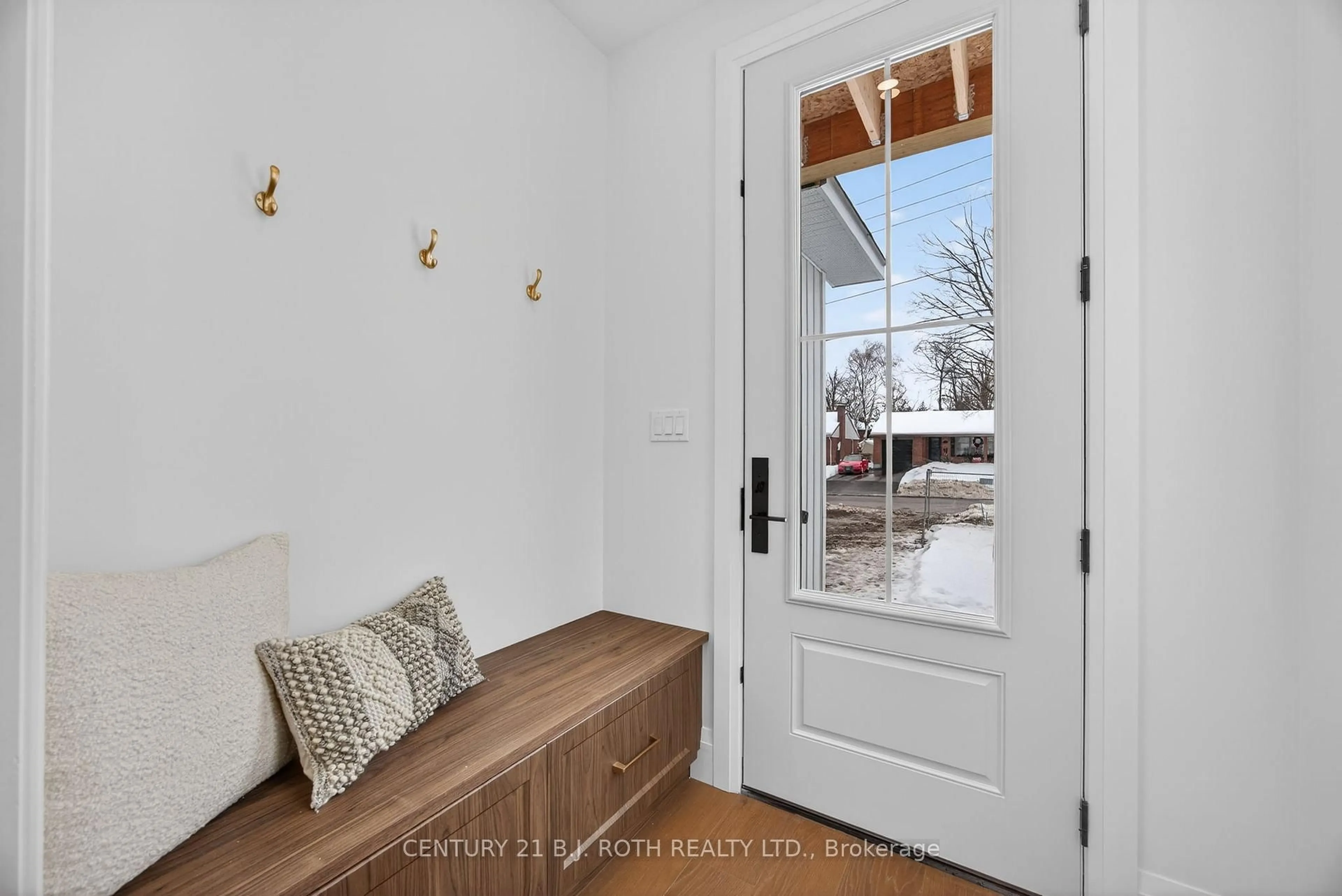 Indoor entryway for 75 Vancouver St, Barrie Ontario L4M 4M2
