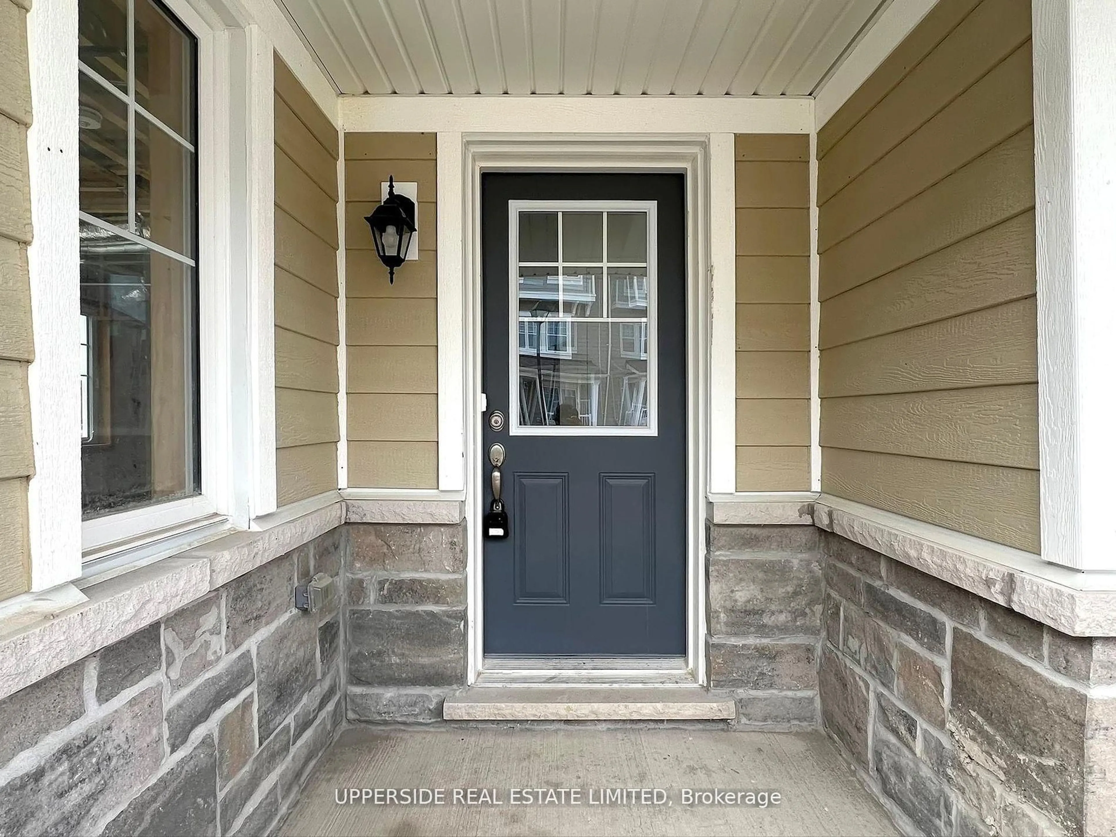 Indoor entryway for 18 Lana Circ, Wasaga Beach Ontario L9Z 0L2