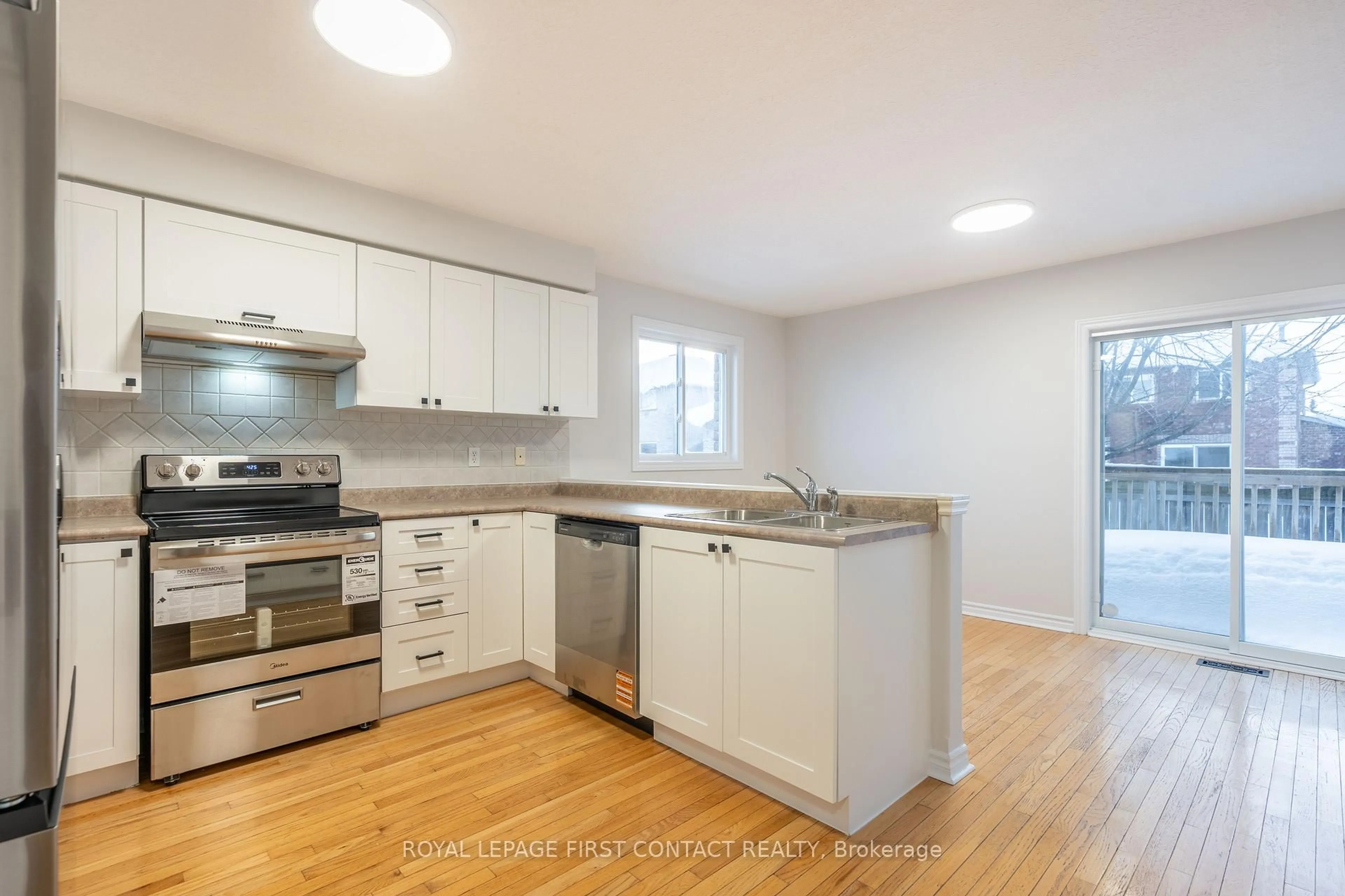 Standard kitchen, unknown for 316 Johnson St, Barrie Ontario L4M 7A1