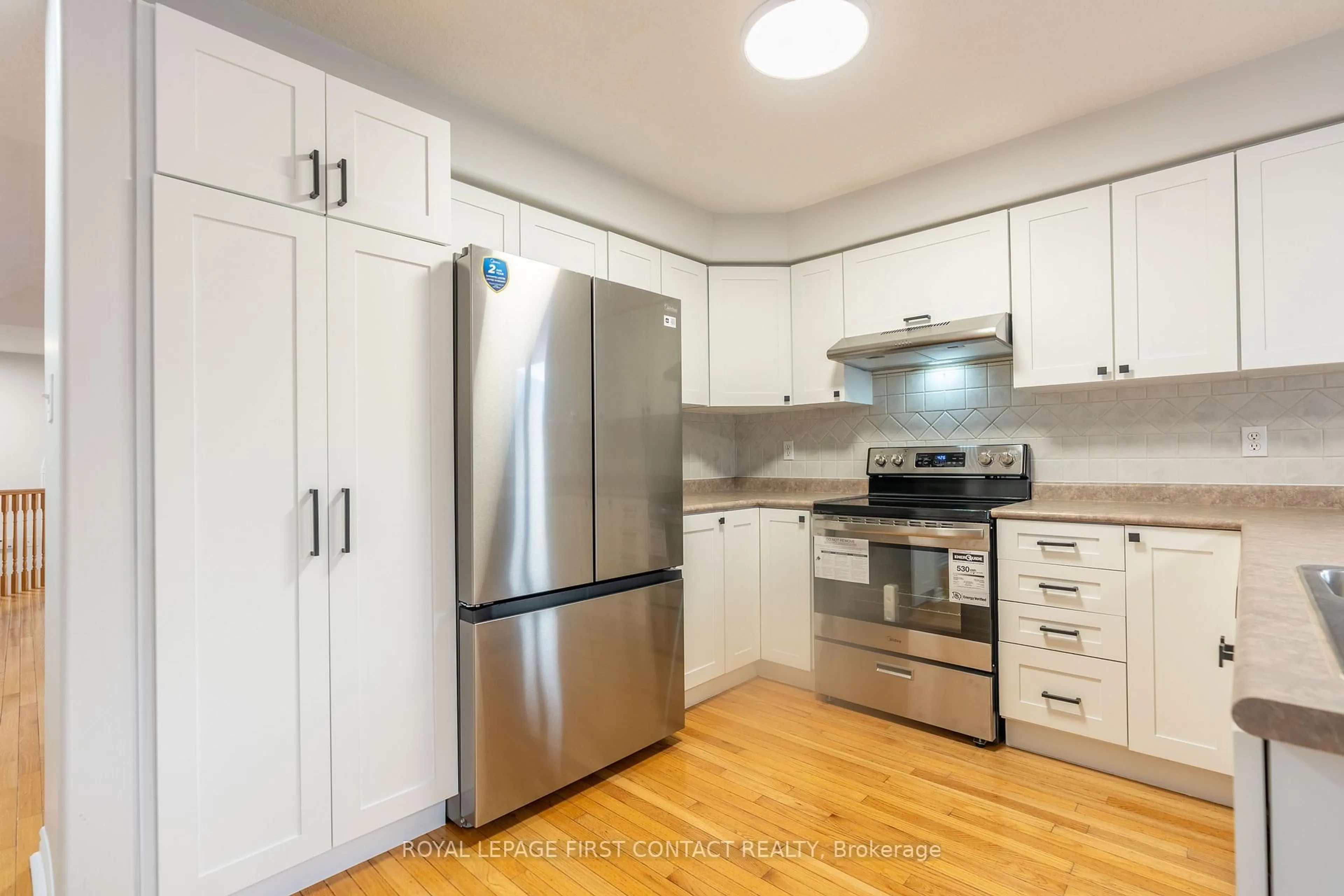 Standard kitchen, wood/laminate floor for 316 Johnson St, Barrie Ontario L4M 7A1