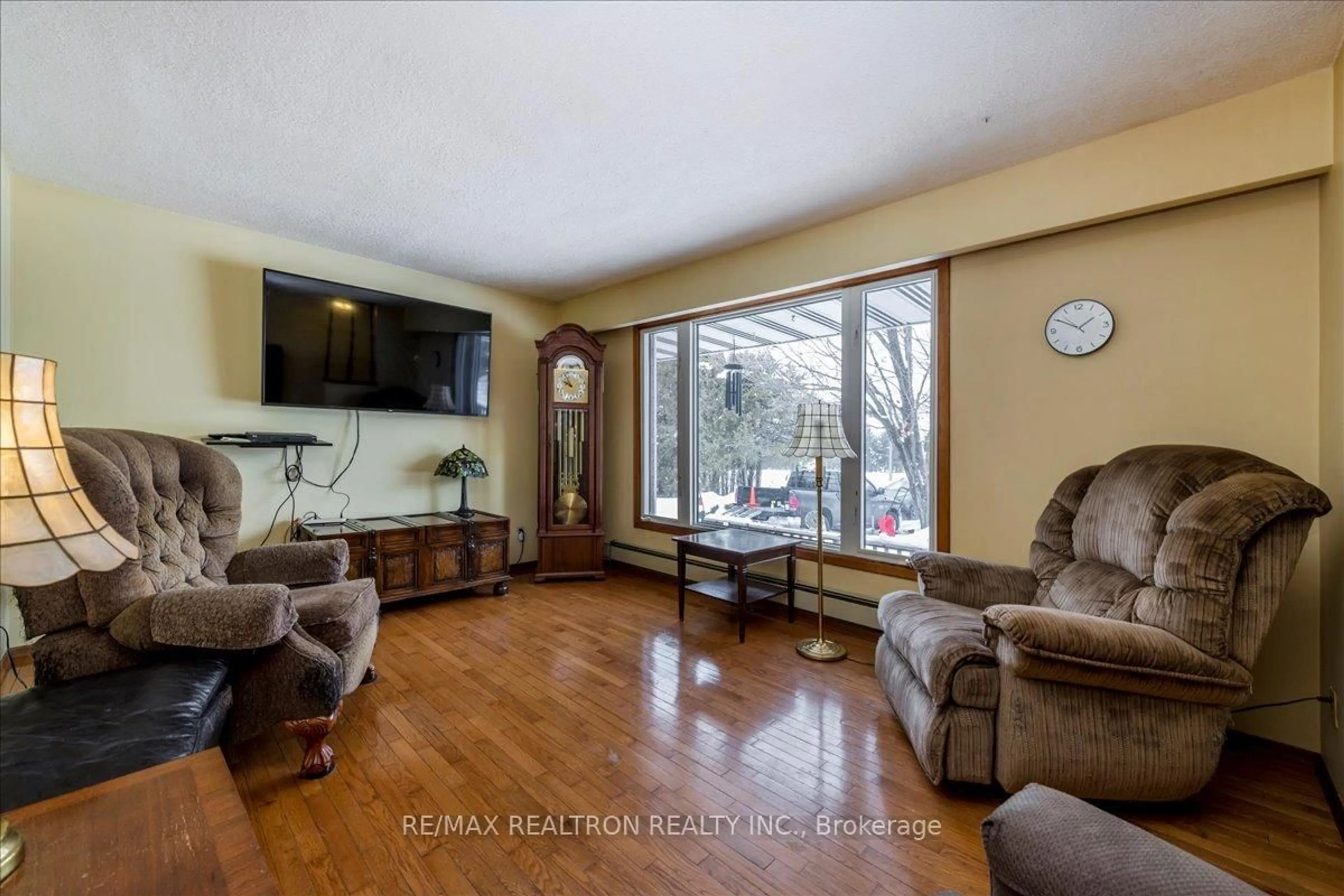 Living room with furniture, unknown for 4533 Monck Rd, Orillia Ontario L3V 0P6