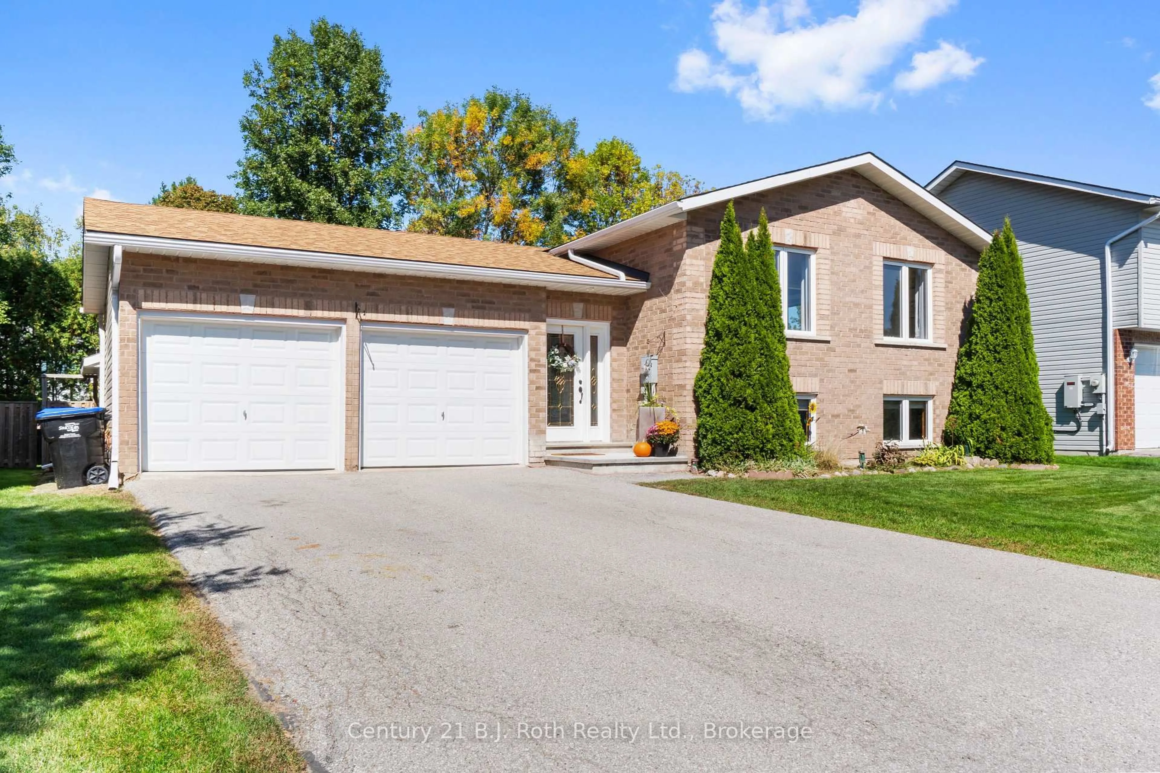 Home with brick exterior material, street for 60 Donlands Crt, Severn Ontario L0K 1E0