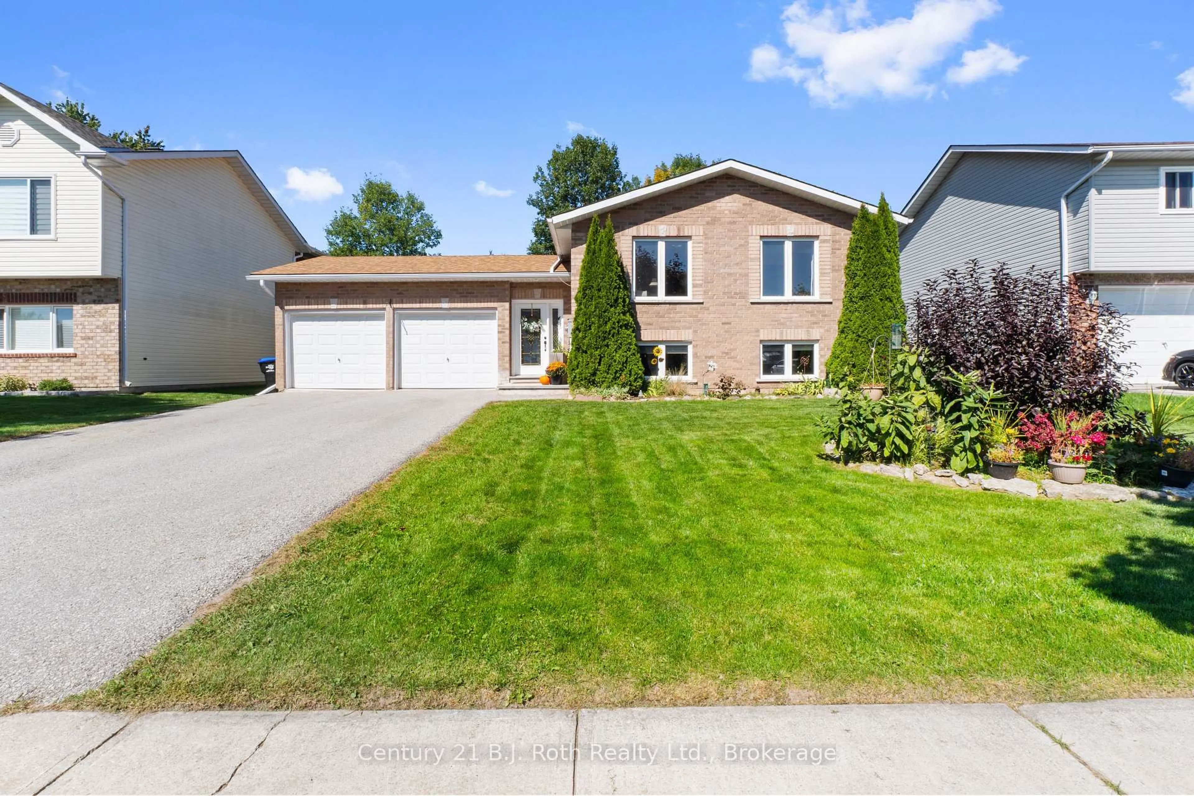 Home with vinyl exterior material, street for 60 Donlands Crt, Severn Ontario L0K 1E0