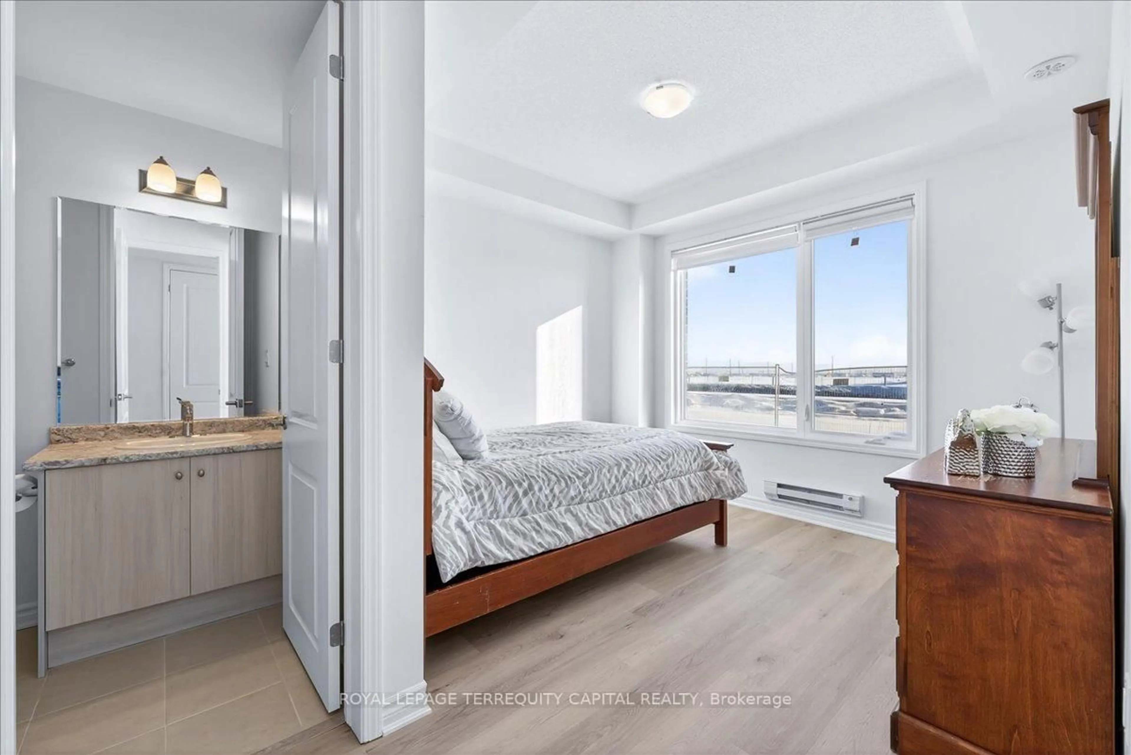 Bedroom with bed, unknown for 92 Pearen Lane, Barrie Ontario L9J 1A5