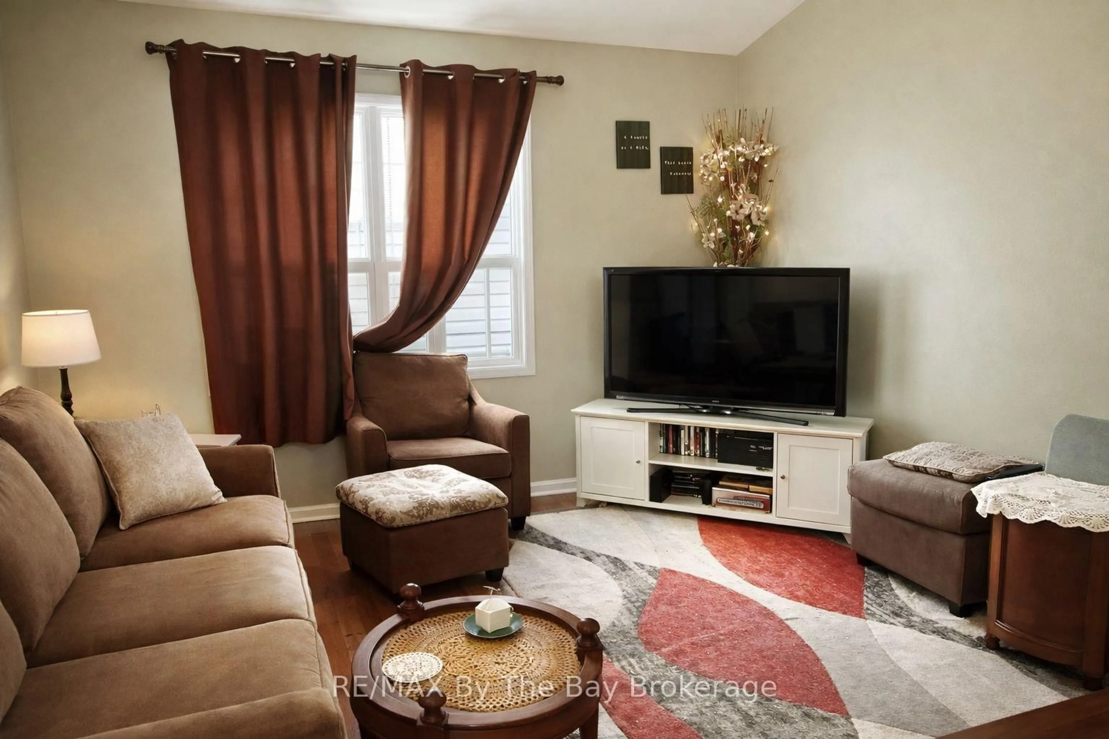 Living room with furniture, unknown for 5 Goldsmith Pl, Wasaga Beach Ontario L9Z 1E4