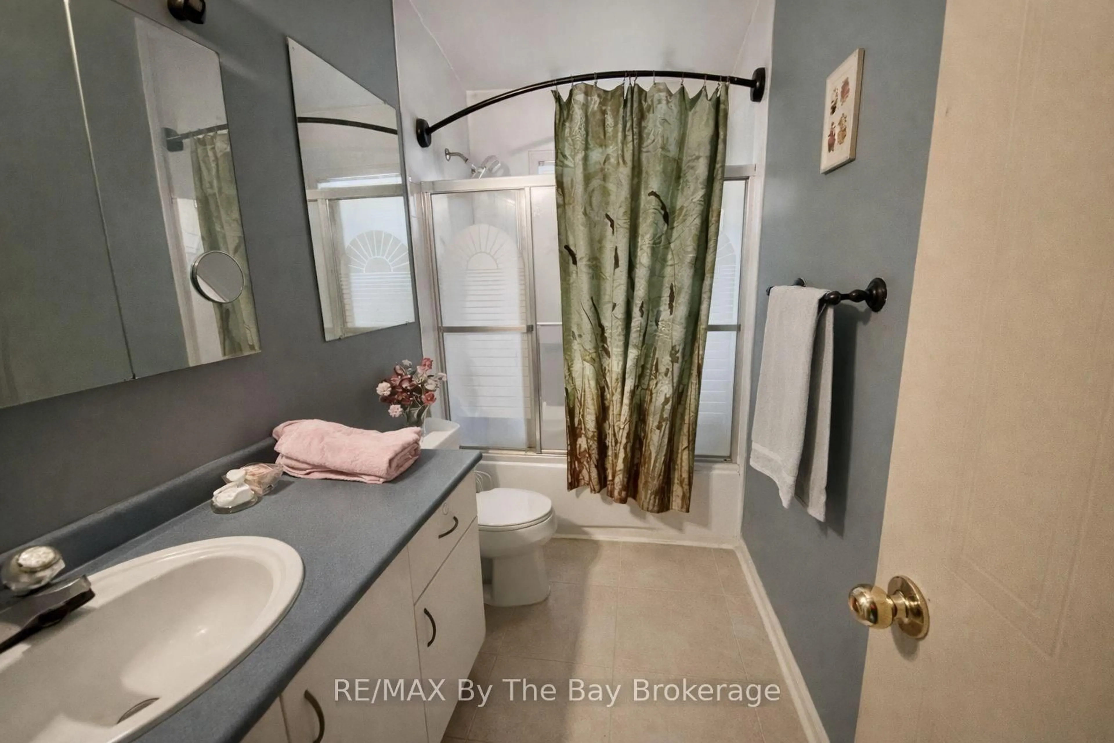 Standard bathroom, ceramic/tile floor for 5 Goldsmith Pl, Wasaga Beach Ontario L9Z 1E4
