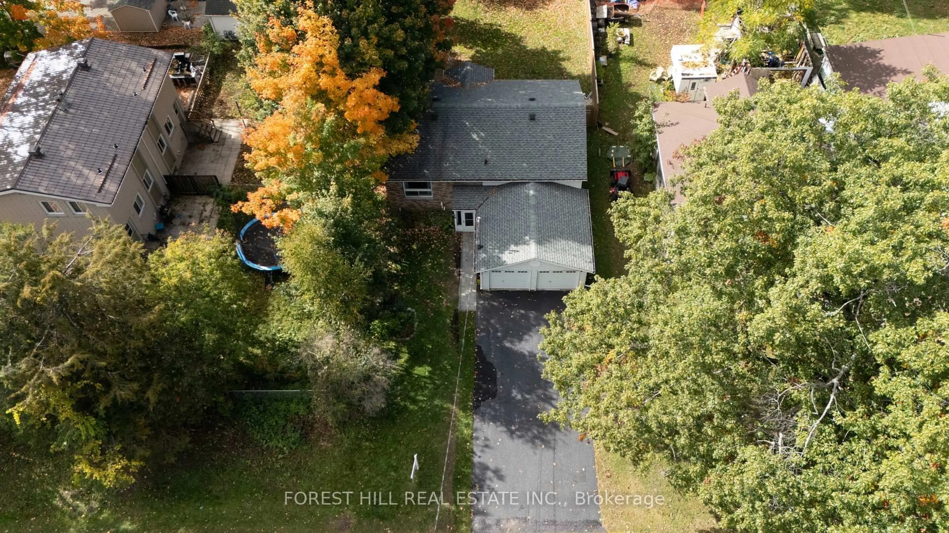 A pic from outside/outdoor area/front of a property/back of a property/a pic from drone, street for 228 Cavana St, Midland Ontario L4R 4C1