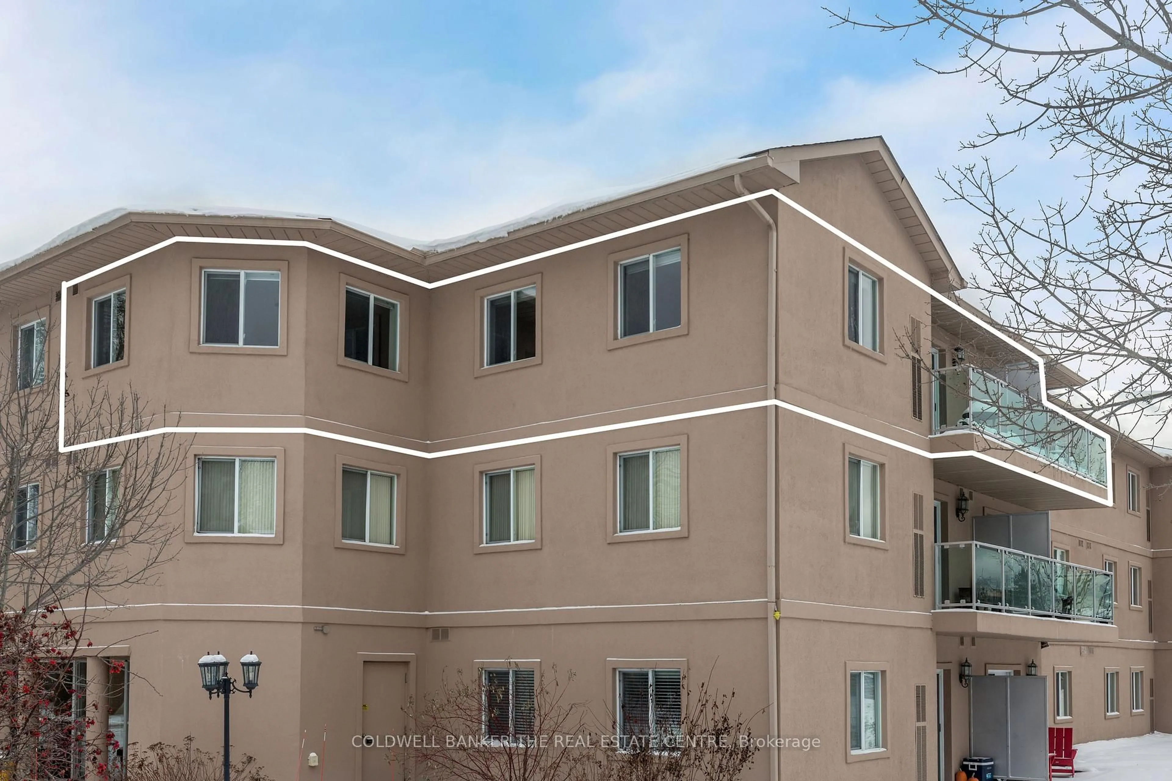 Patio, building for 125 Bond St #302, Orillia Ontario L3V 1J7