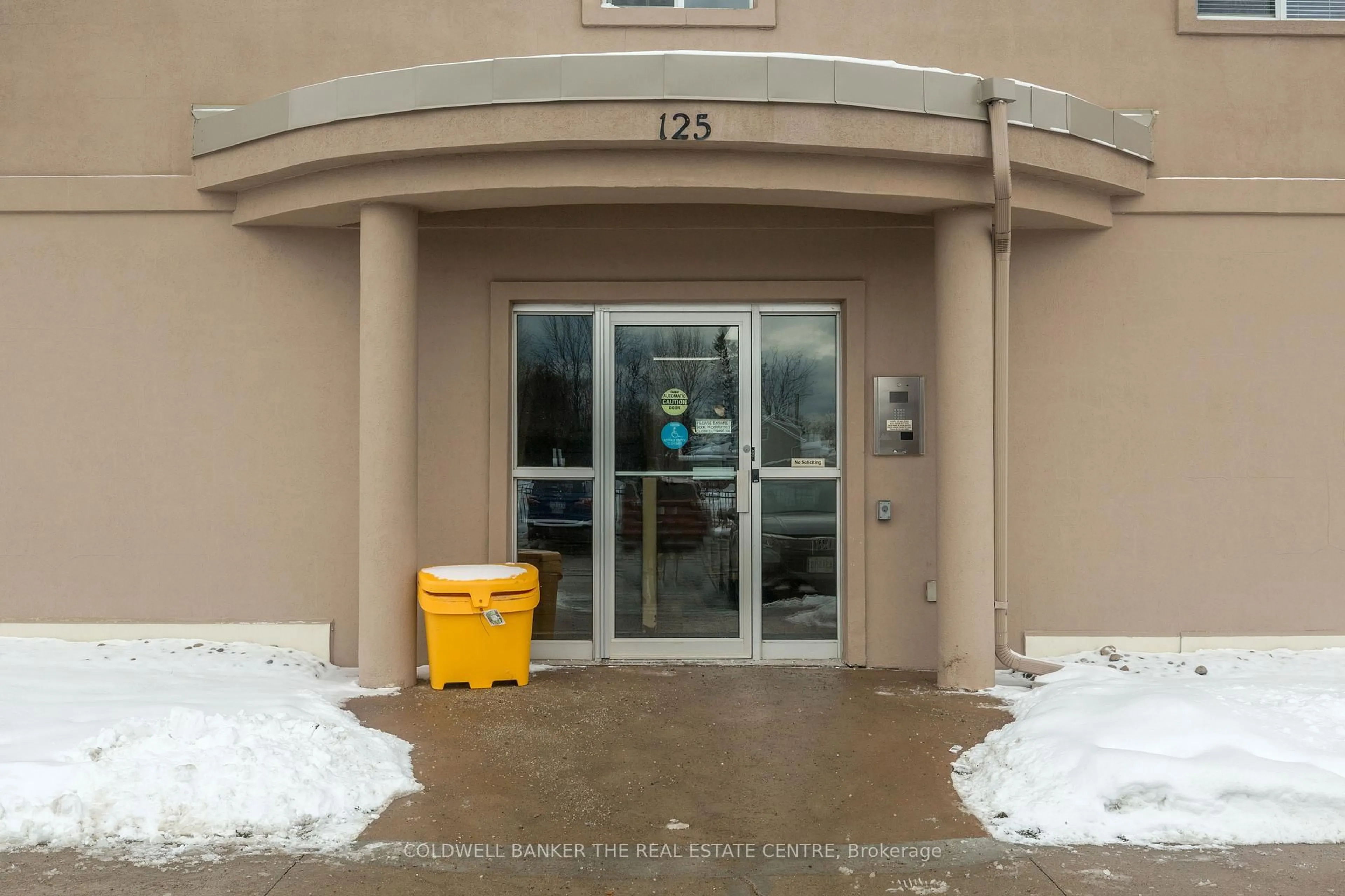 Indoor foyer for 125 Bond St #302, Orillia Ontario L3V 1J7