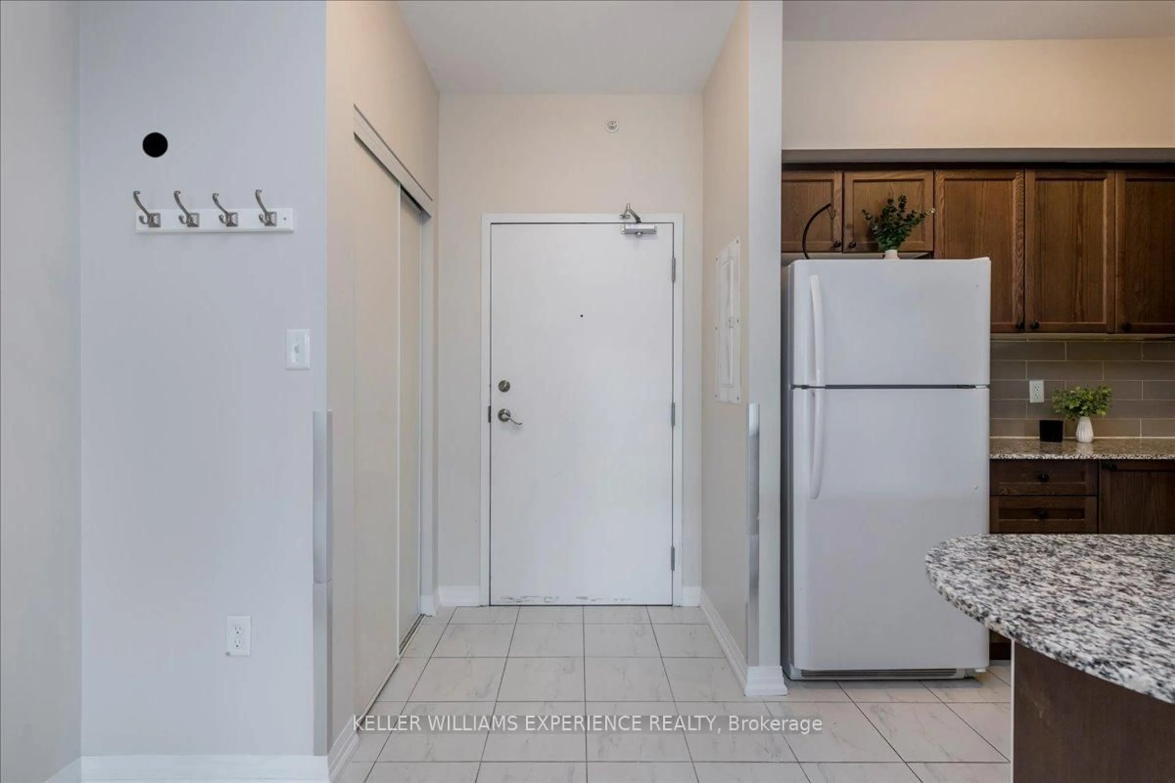 Indoor entryway for 300 Essa Rd #404, Barrie Ontario L4N 9Y4