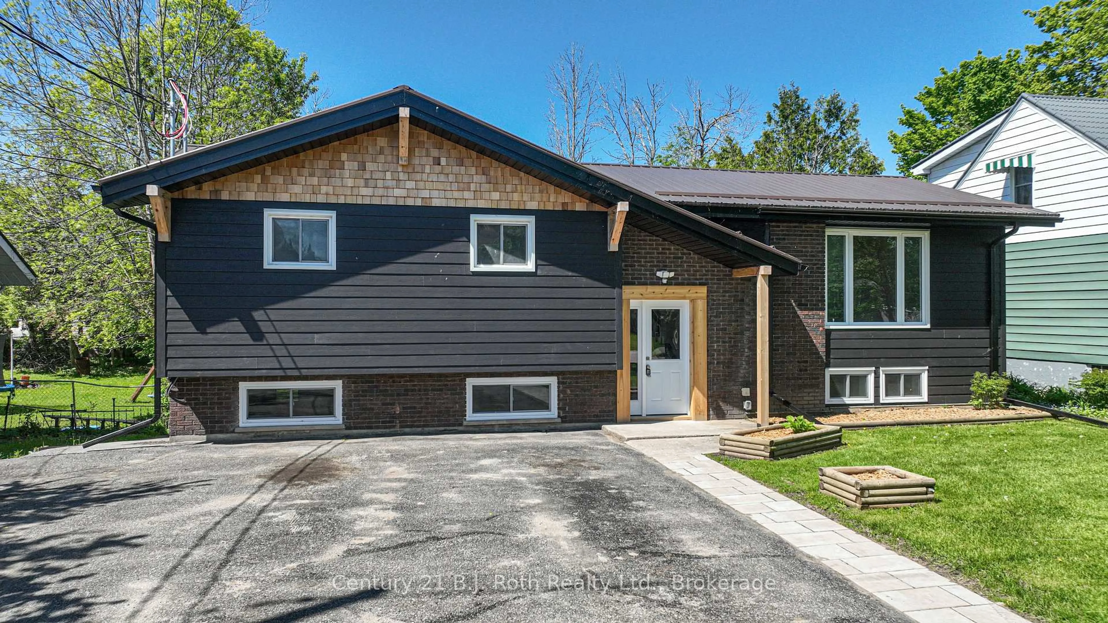 Home with vinyl exterior material, street for 571 High St, Orillia Ontario L3V 4Y2