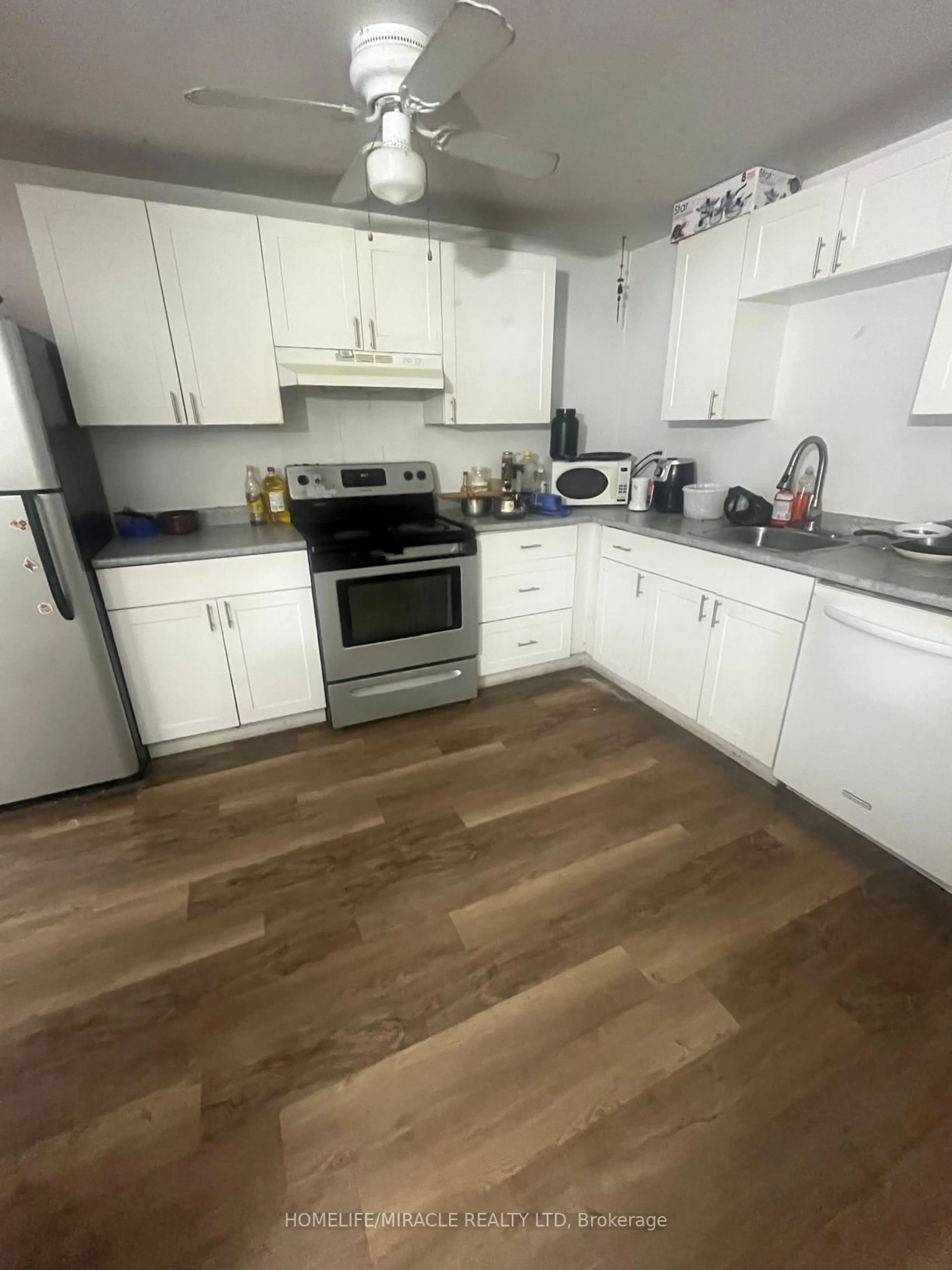Standard kitchen, wood/laminate floor for 99 High St, Collingwood Ontario L9V 4V4