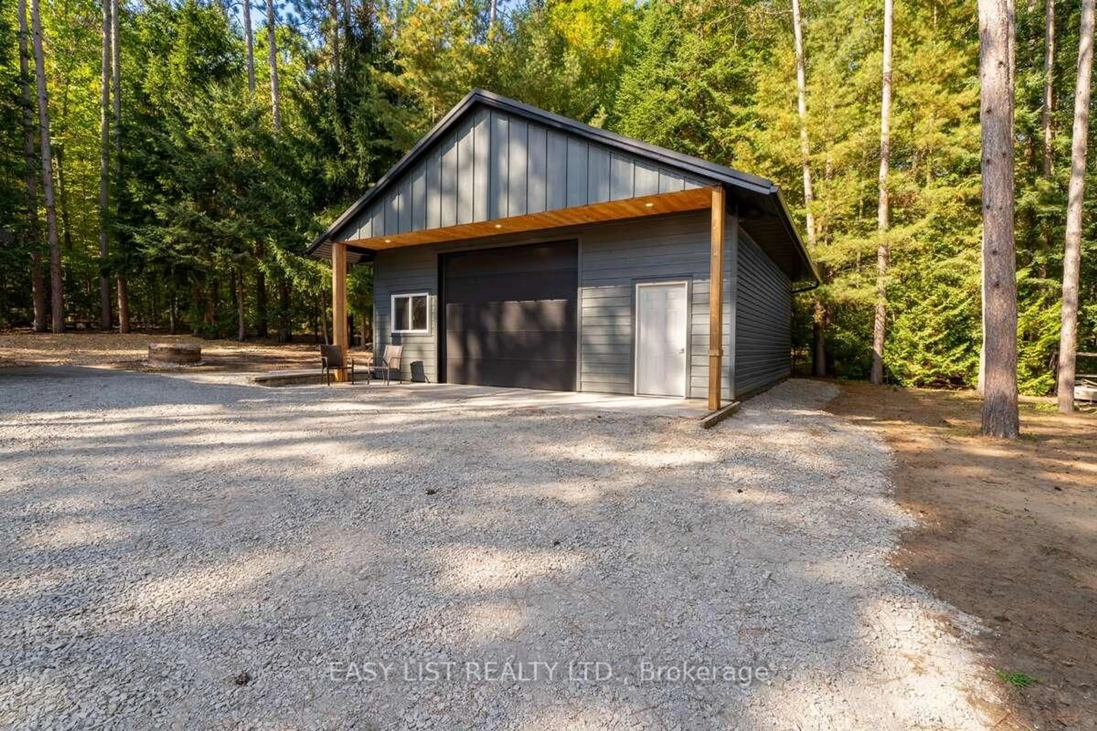 Indoor garage for 14 Eagle Rd, Tiny Ontario L9M 0C2