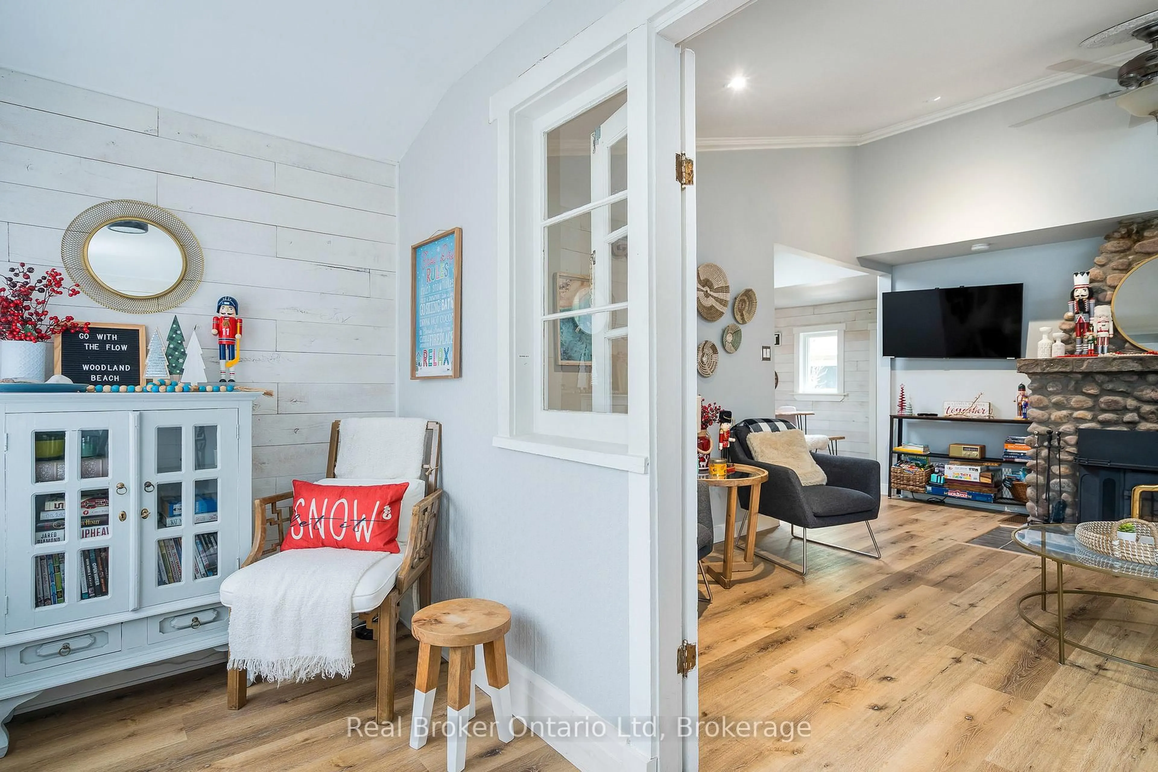 Indoor entryway for 1071 LAWSON Rd, Tiny Ontario L0L 1P0