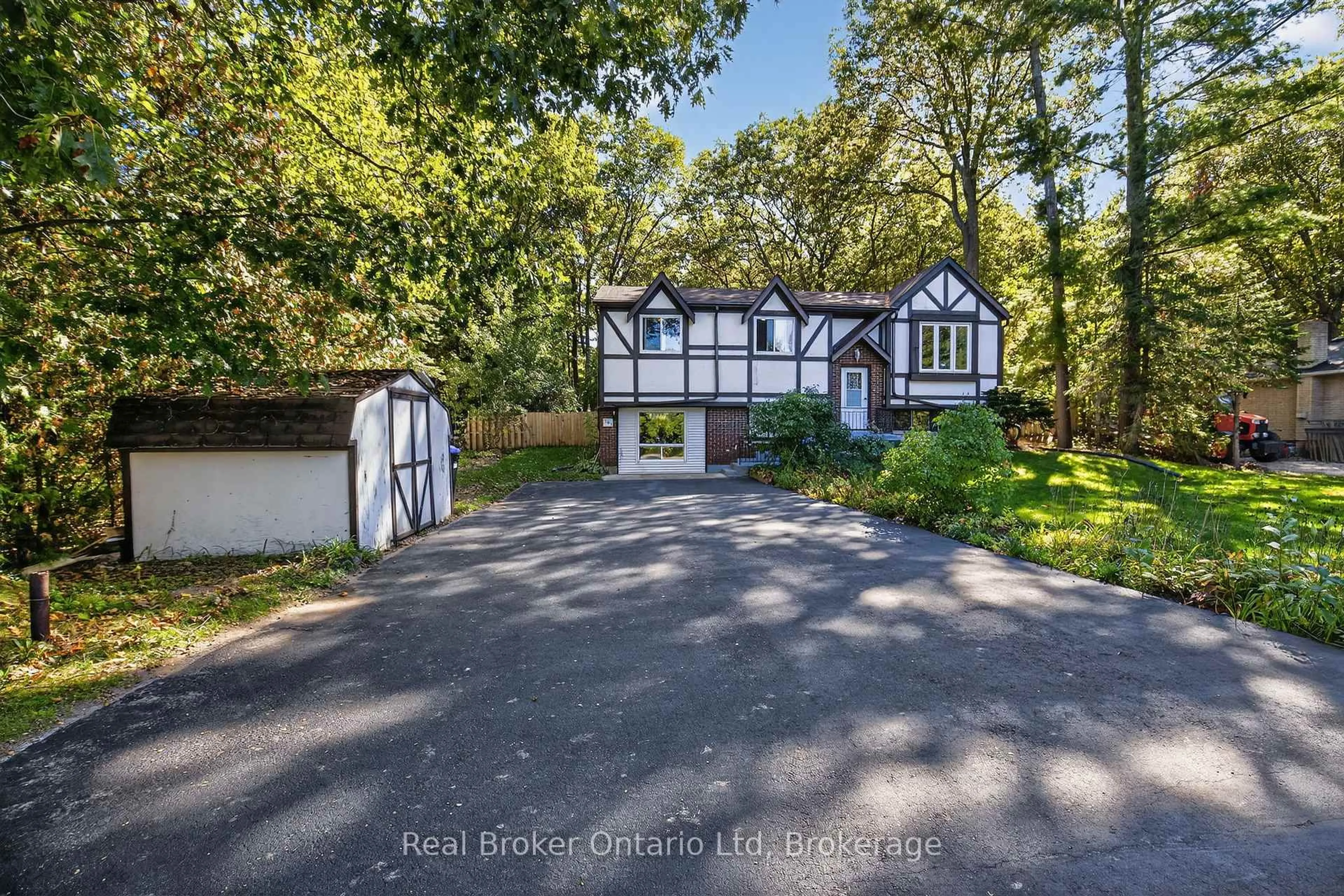 A pic from outside/outdoor area/front of a property/back of a property/a pic from drone, water/lake/river/ocean view for 203 KNOX Rd, Wasaga Beach Ontario L9Z 2A7