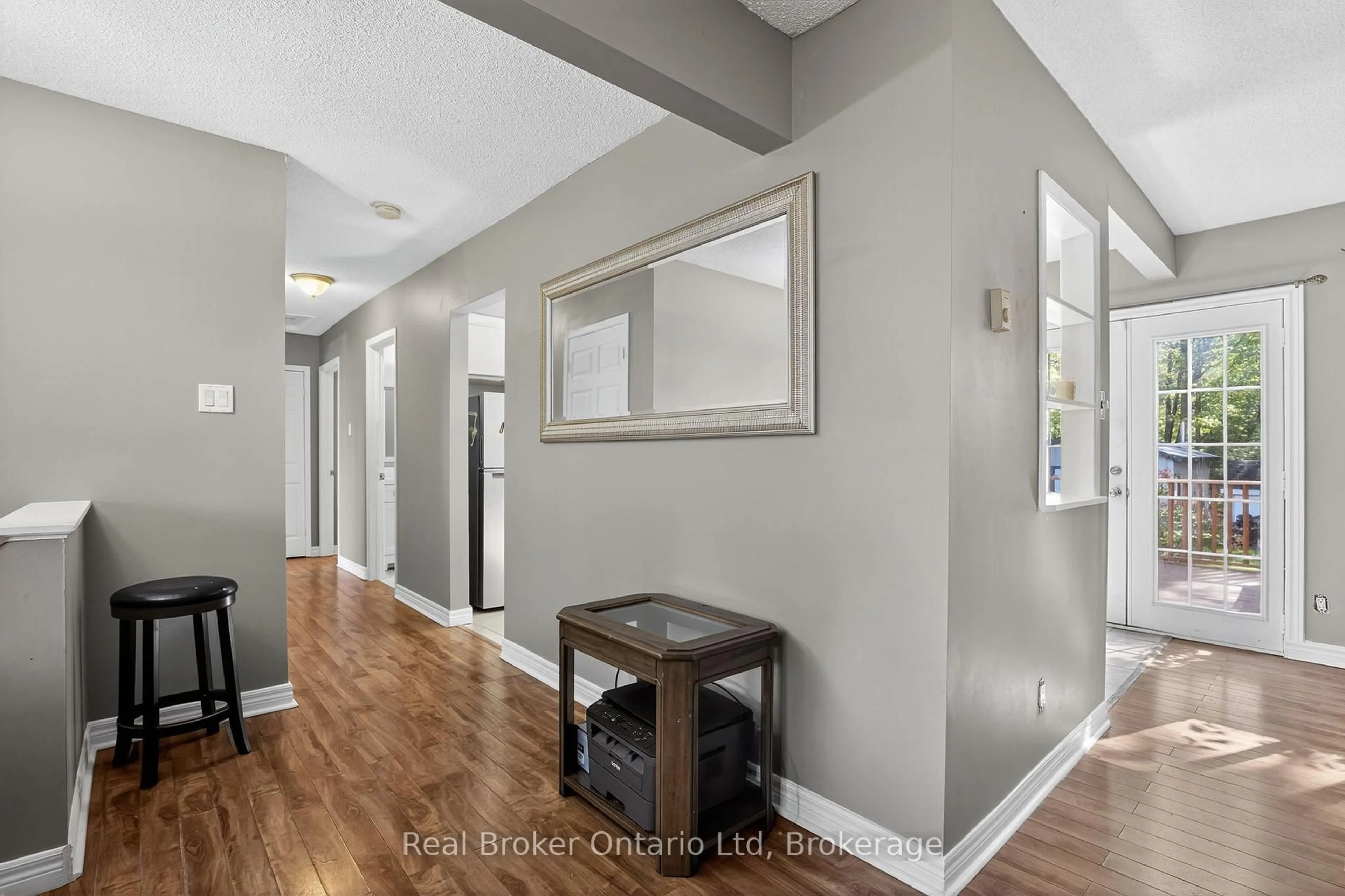 Indoor entryway for 203 KNOX Rd, Wasaga Beach Ontario L9Z 2A7