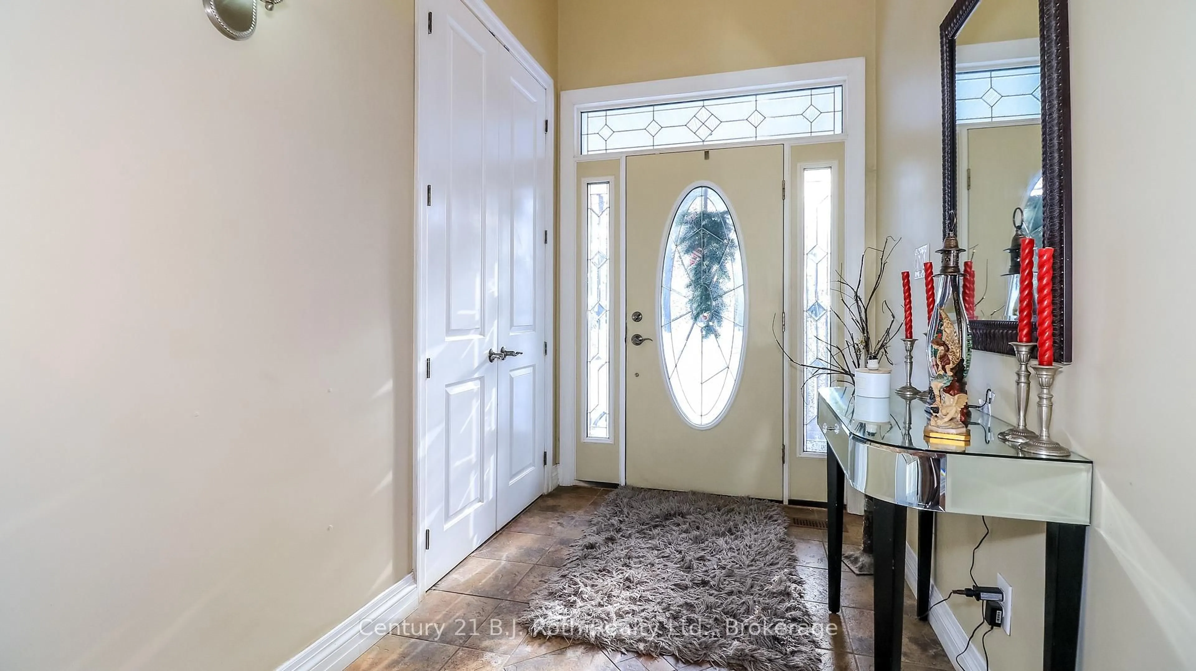 Indoor entryway for 3276 Turnbull Dr, Severn Ontario L3V 0Y4