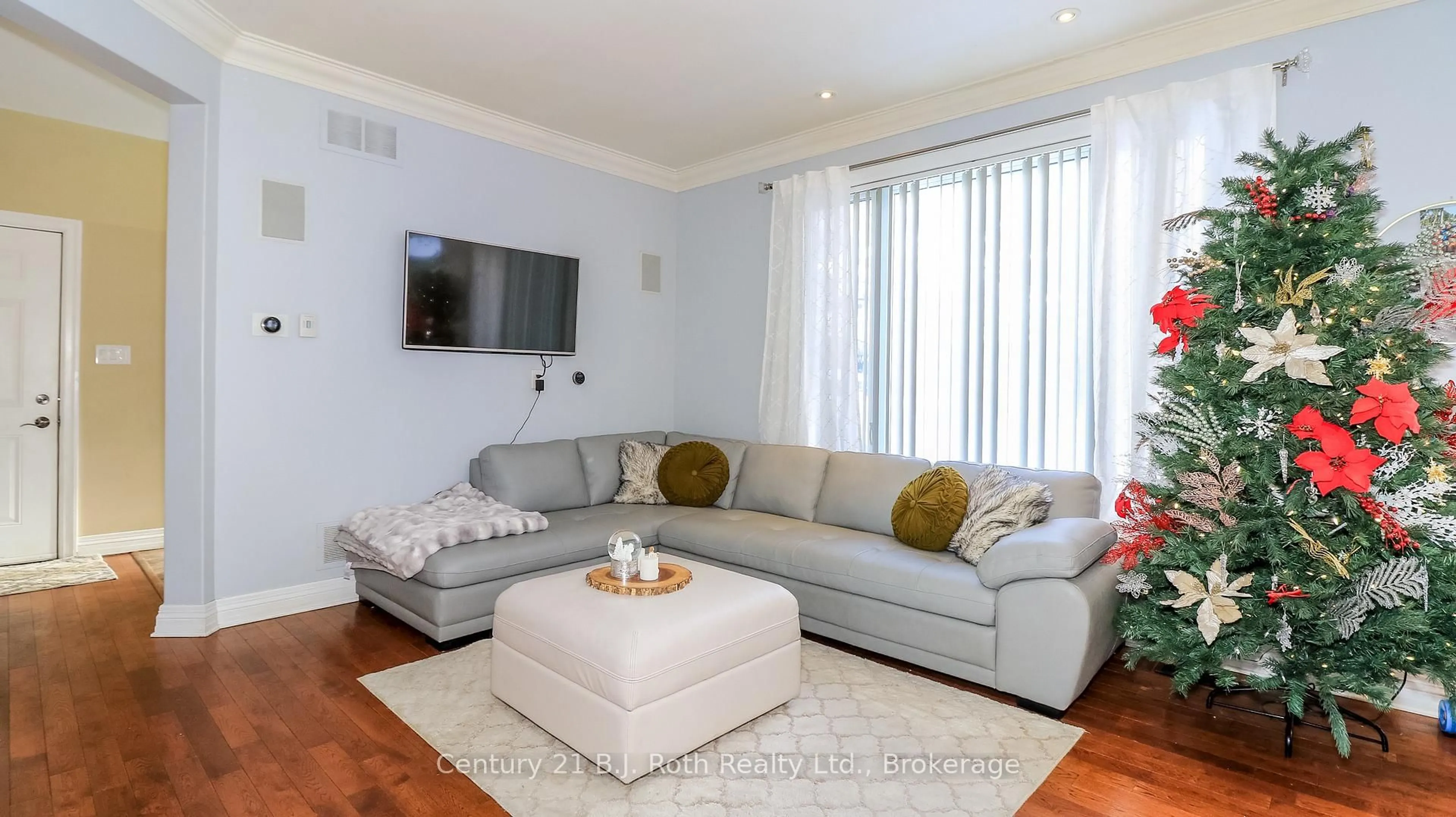 Living room with furniture, wood/laminate floor for 3276 Turnbull Dr, Severn Ontario L3V 0Y4