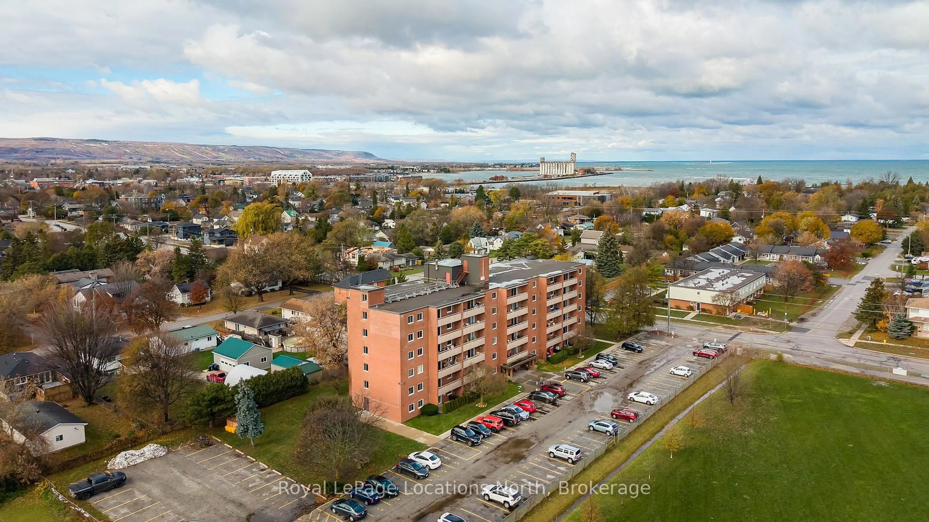 A pic from outside/outdoor area/front of a property/back of a property/a pic from drone, water/lake/river/ocean view for 460 Ontario St #405, Collingwood Ontario L9Y 4E5