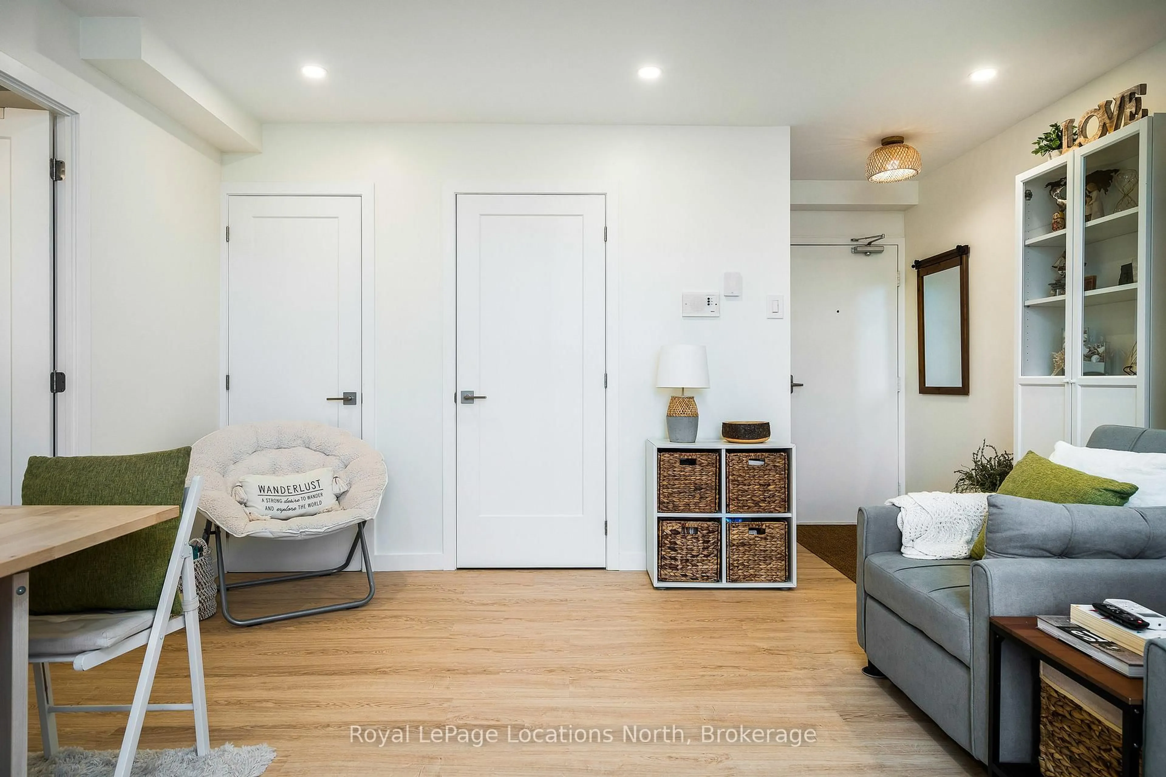 Indoor entryway for 460 Ontario St #405, Collingwood Ontario L9Y 4E5