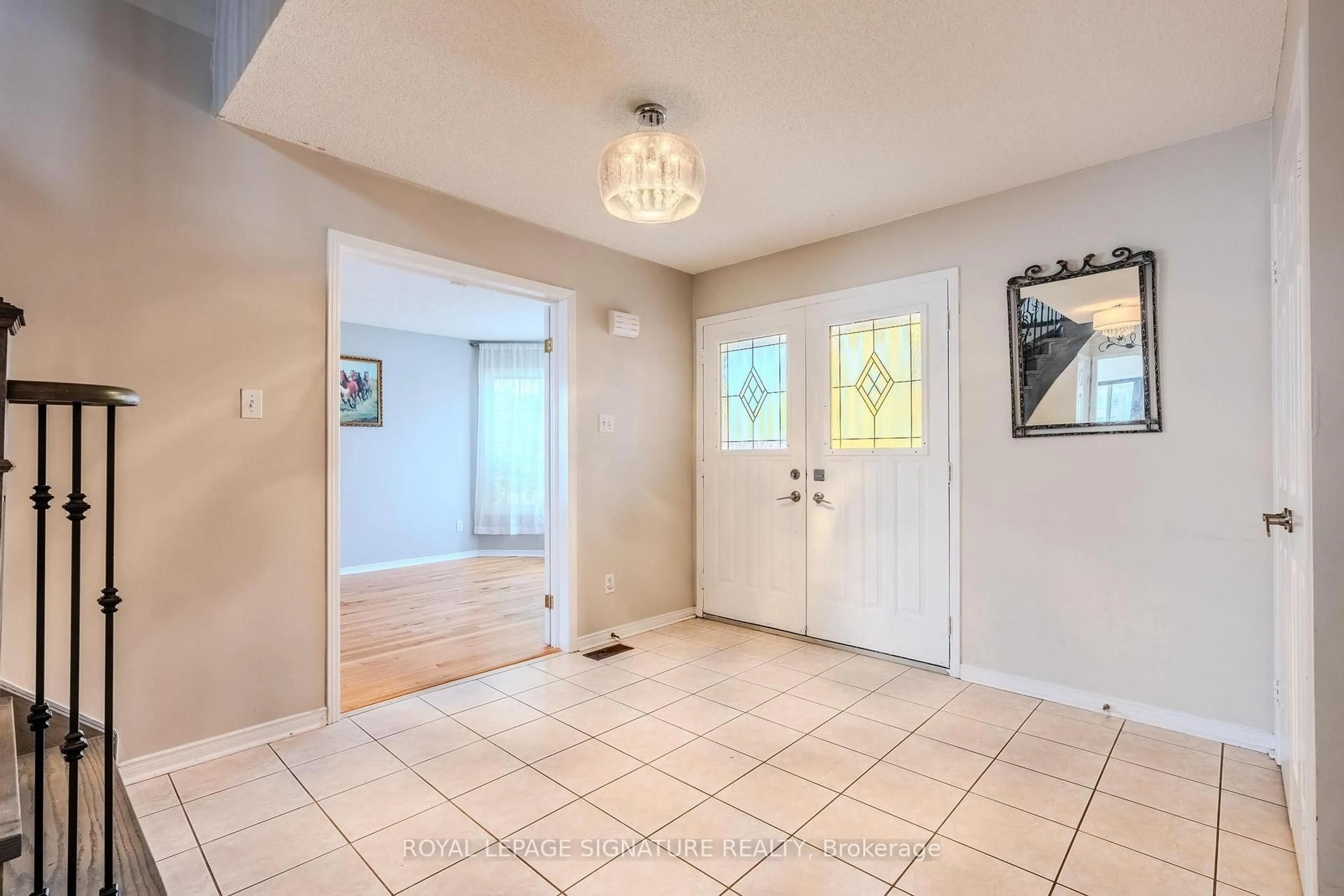 Indoor entryway for 341 Livingstone St, Barrie Ontario L4N 7C5