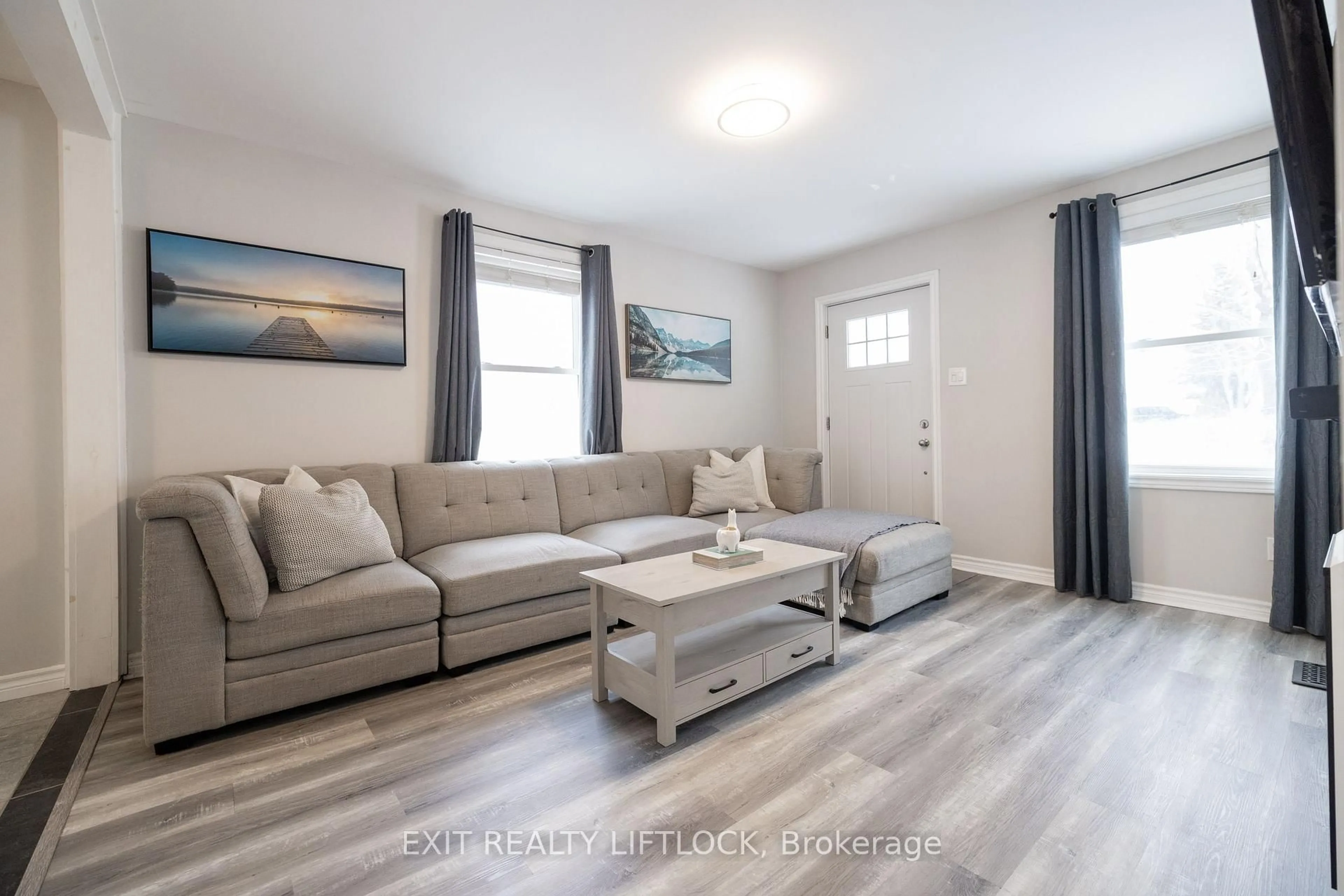 Living room with furniture, unknown for 319 Gill St, Orillia Ontario L3V 4K3