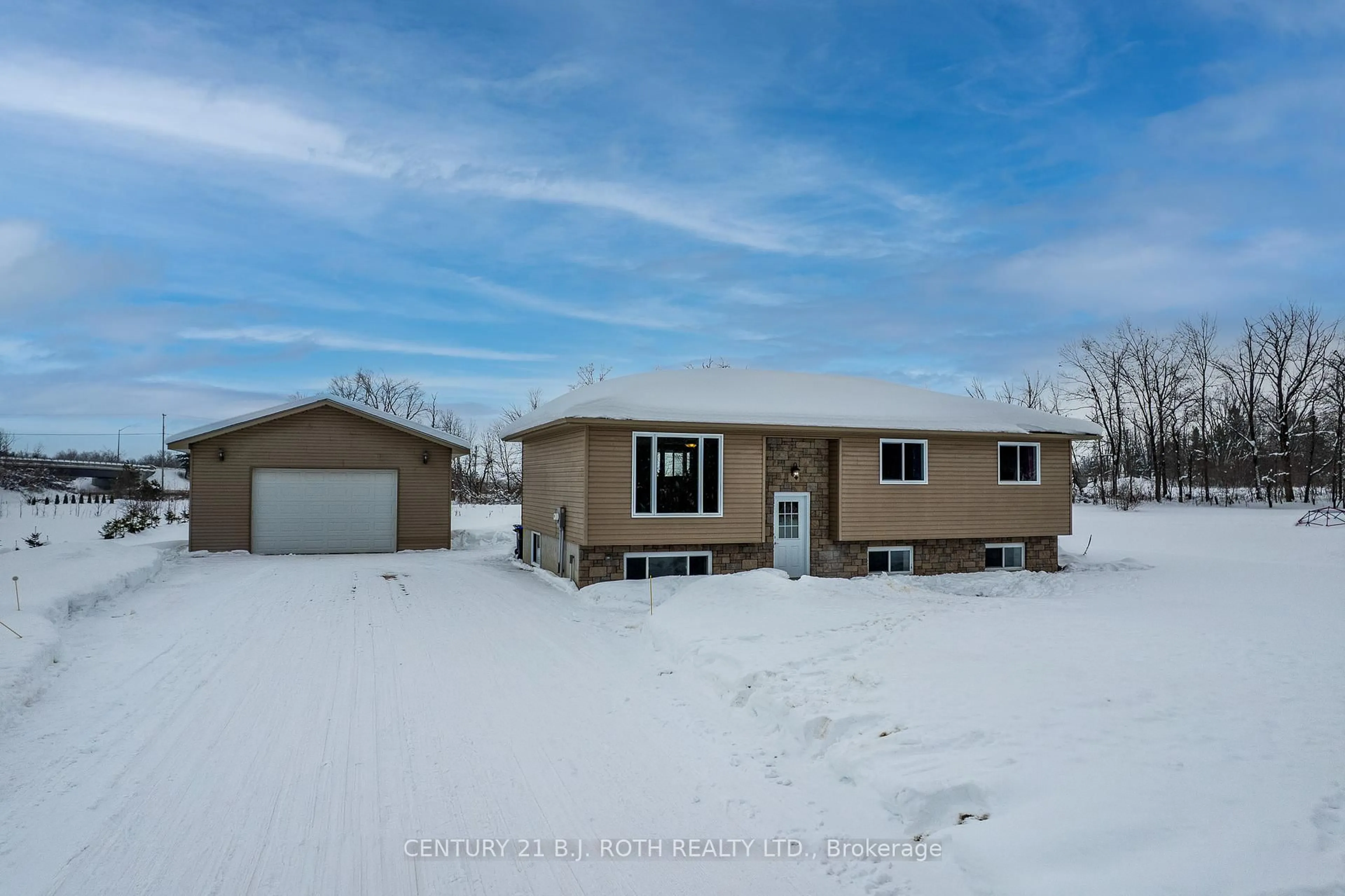A pic from outside/outdoor area/front of a property/back of a property/a pic from drone, street for 1829 Division Rd, Severn Ontario L3V 0X8