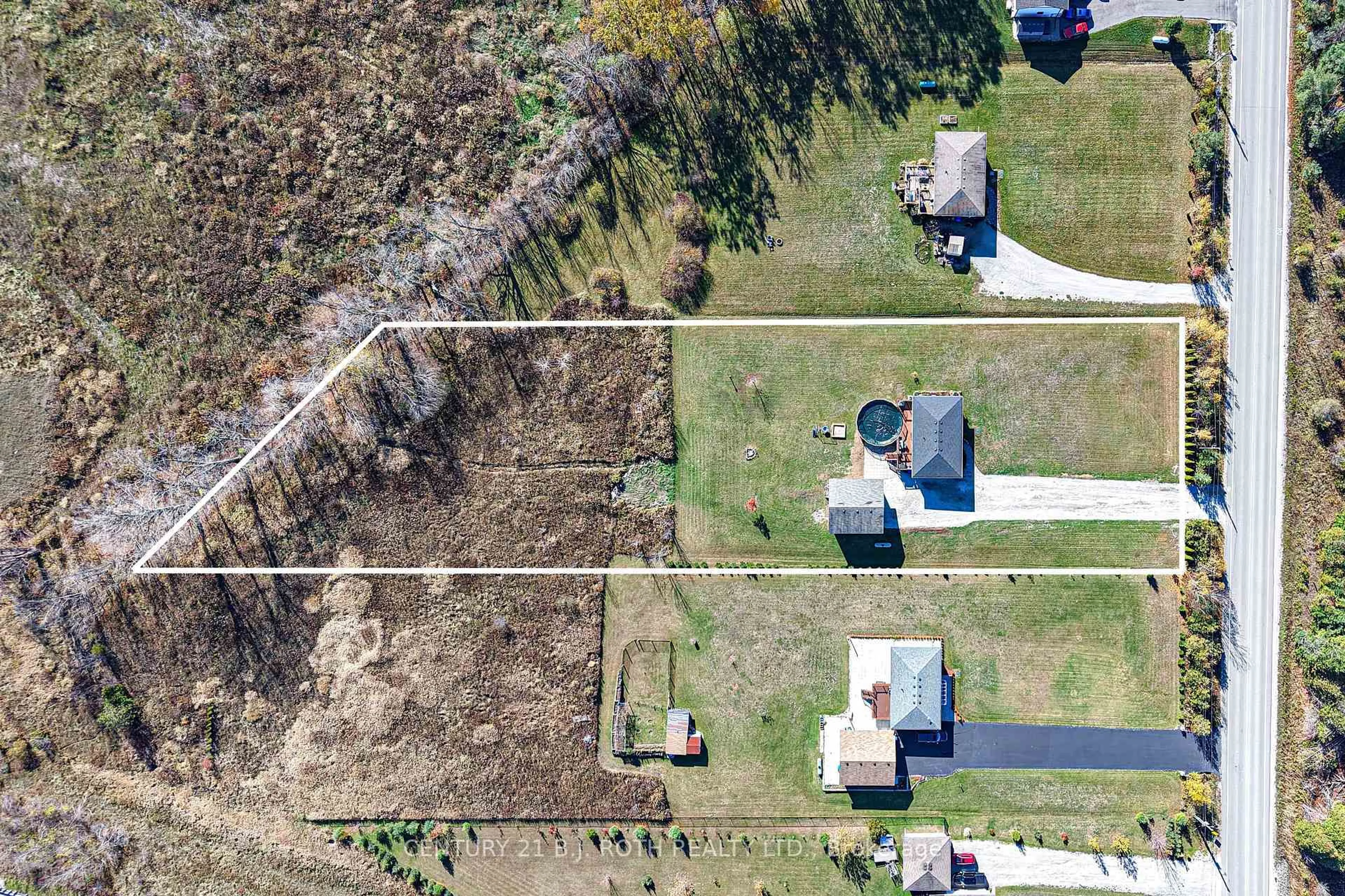 A pic from outside/outdoor area/front of a property/back of a property/a pic from drone, street for 1829 Division Rd, Severn Ontario L3V 0X8